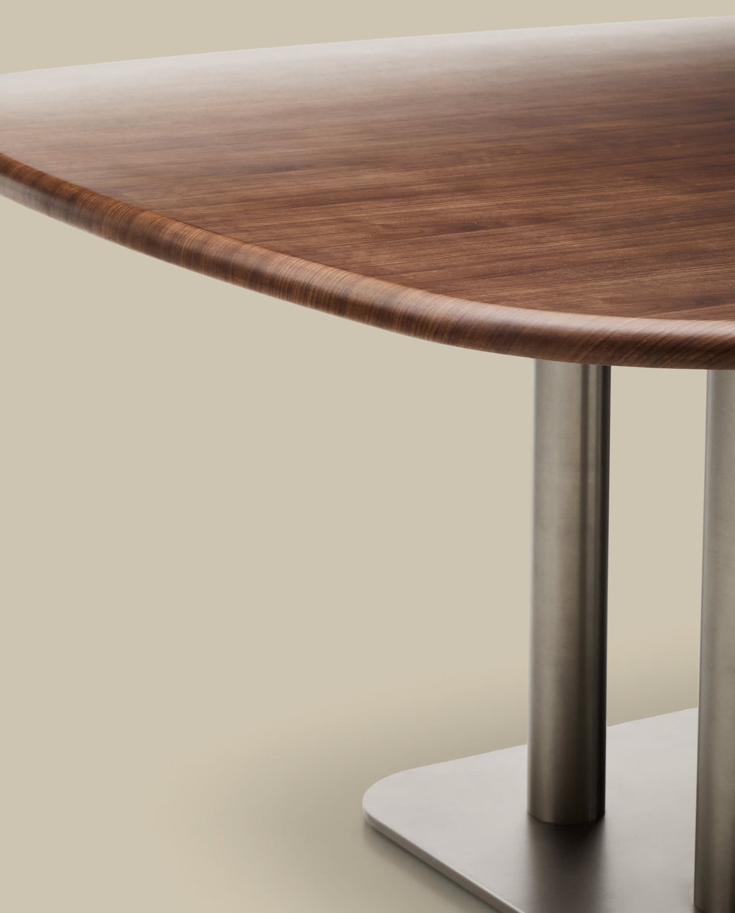 Tavolo Melvar in impiallacciato di noce e gambe con base in acciaio inox spazzolato 121 x 121 cm