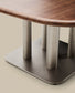 Tavolo Melvar in impiallacciato di noce e gambe con base in acciaio inox spazzolato 121 x 121 cm