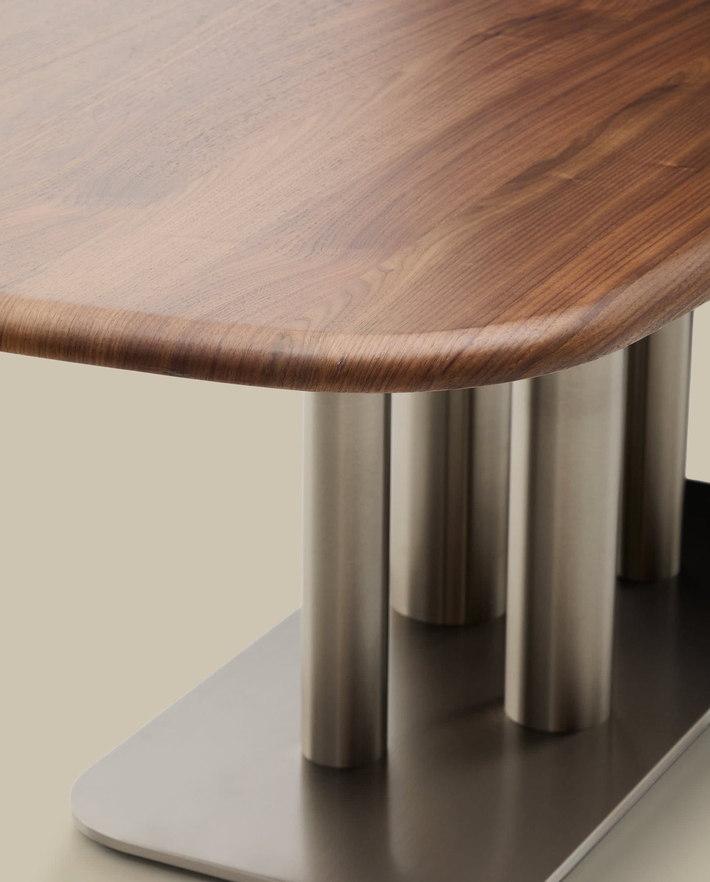 Tavolo Melvar in impiallacciato di noce e gambe con base in acciaio inox spazzolato 220 x 110 cm