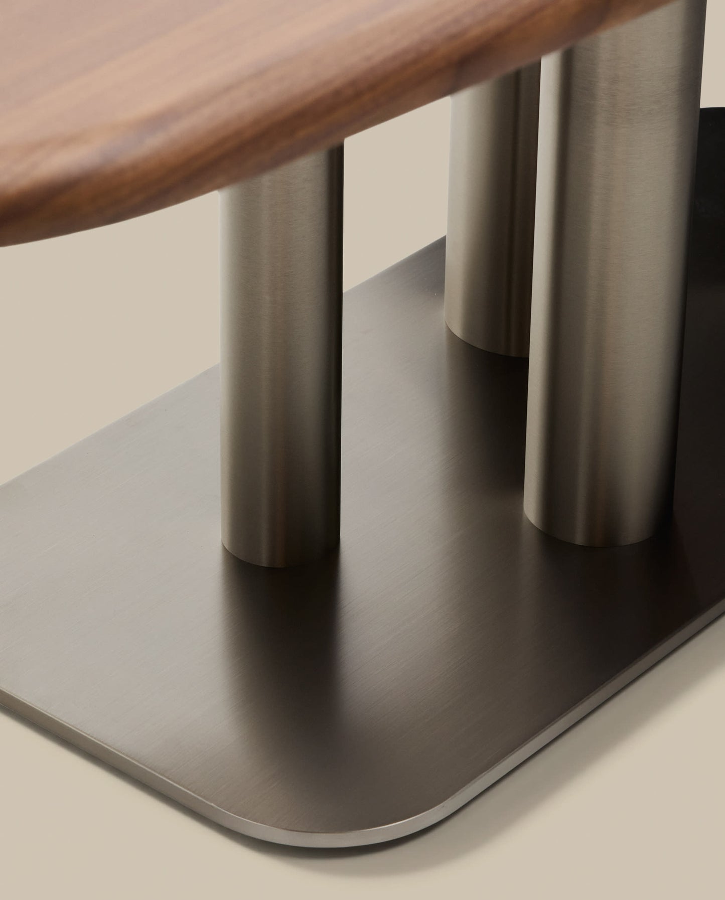 Tavolo Melvar in impiallacciato di noce e gambe con base in acciaio inox spazzolato 220 x 110 cm