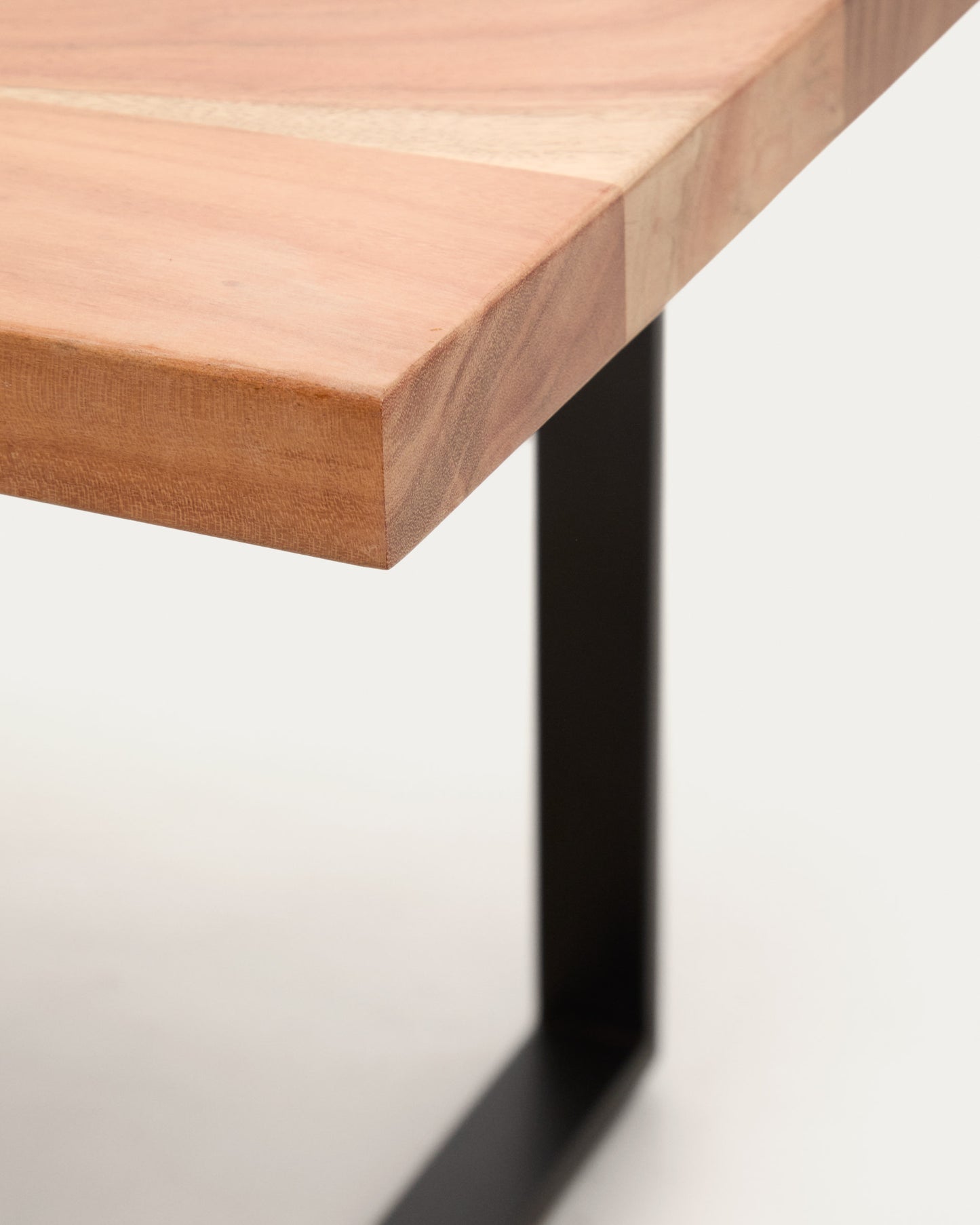 Tavolo Uxue in legno massiccio di acacia e gambe in acciaio nero