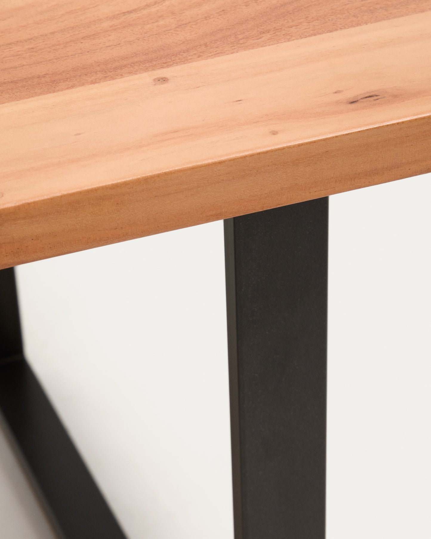Tavolo Uxue in legno massiccio di acacia e gambe in acciaio nero