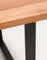Tavolo Uxue in legno massiccio di acacia e gambe in acciaio nero