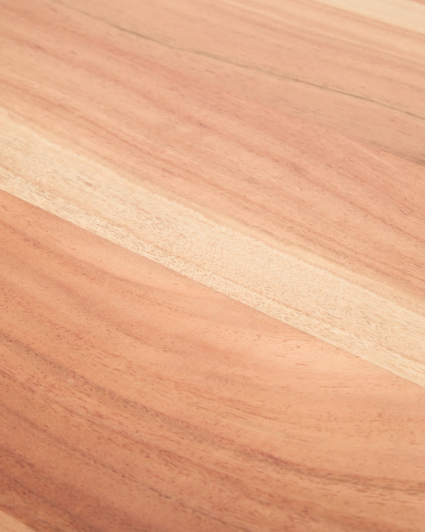Tavolo Uxue in legno massiccio di acacia e gambe in acciaio nero