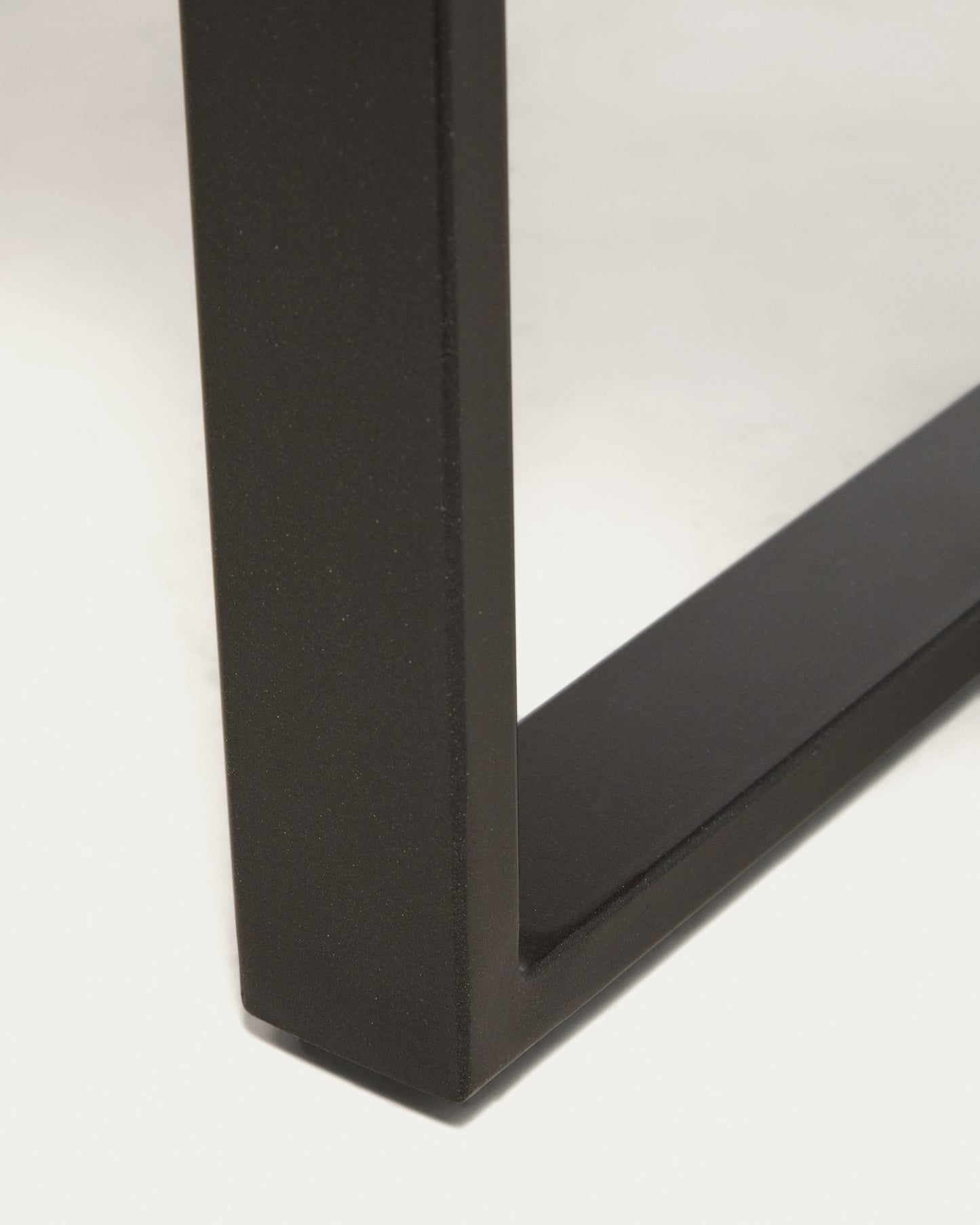 Tavolo Uxue in legno massiccio di acacia e gambe in acciaio nero