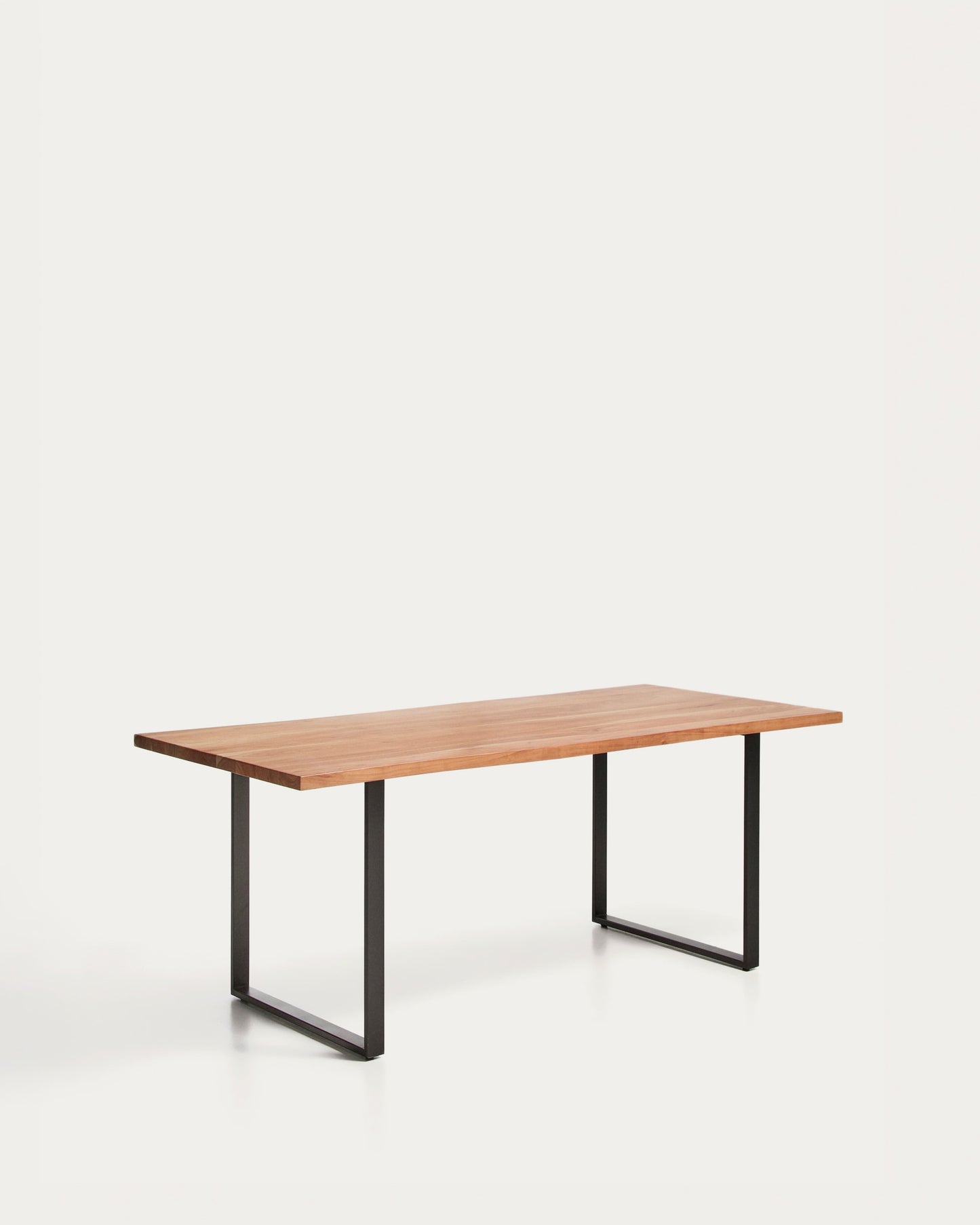Tavolo Uxue in legno massiccio di acacia e gambe in acciaio nero