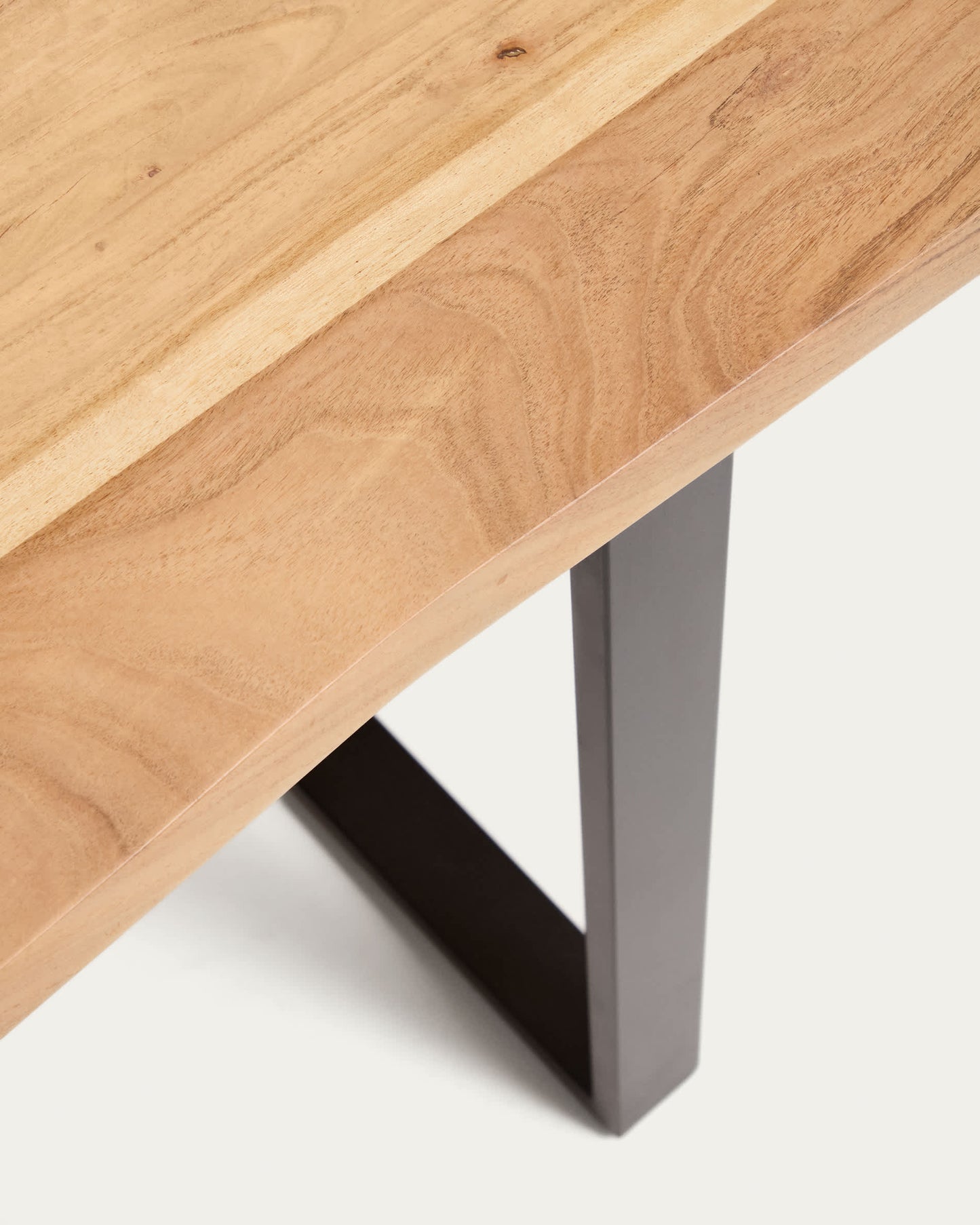 Tavolo Uxue in legno massiccio di acacia e gambe in acciaio nero 200 x 90 cm