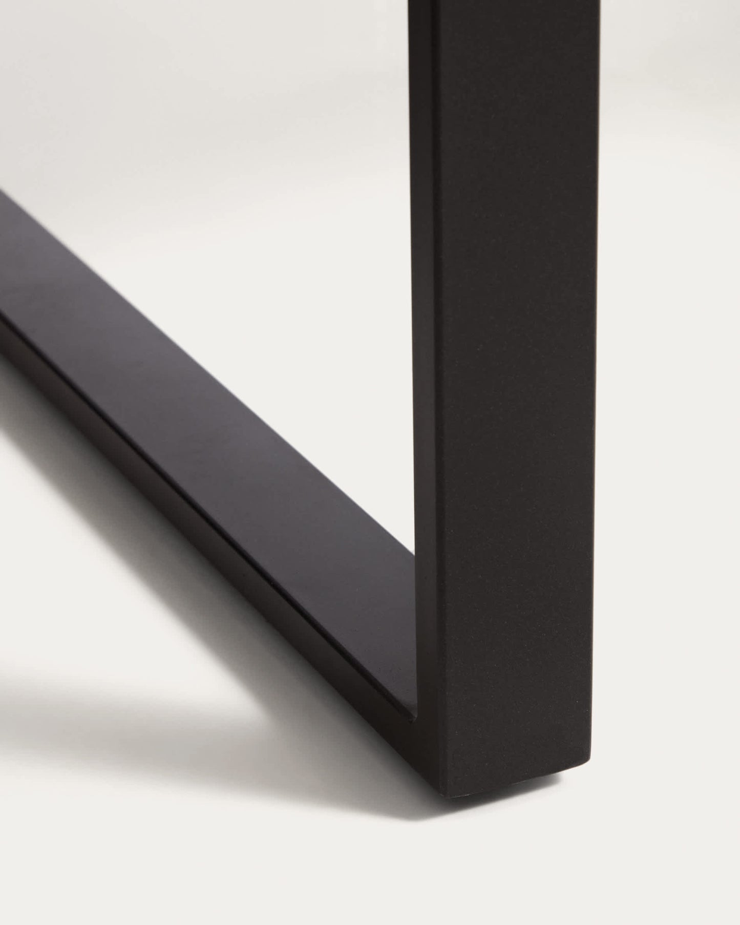 Tavolo Uxue in legno massiccio di acacia e gambe in acciaio nero 200 x 90 cm