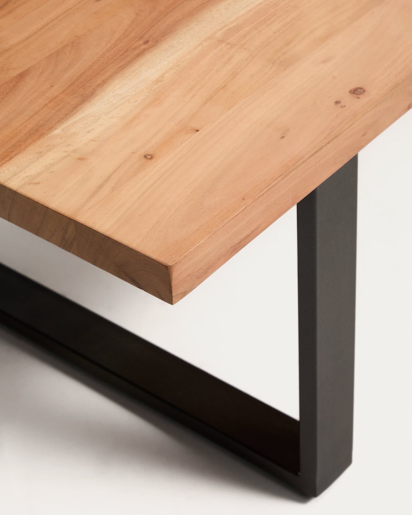 Tavolino Uxue in legno massiccio di acacia e gambe in acciaio nero 130 x 64 cm