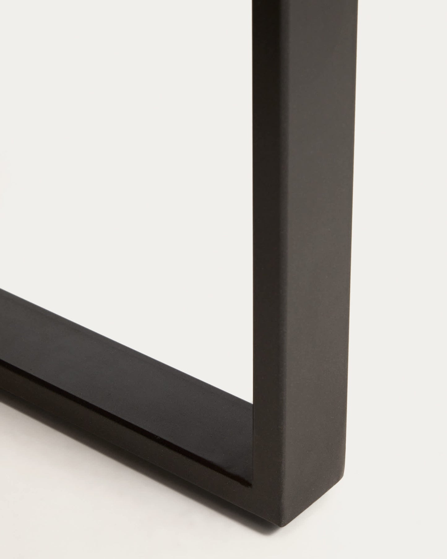 Tavolino Uxue in legno massiccio di acacia e gambe in acciaio nero 130 x 64 cm