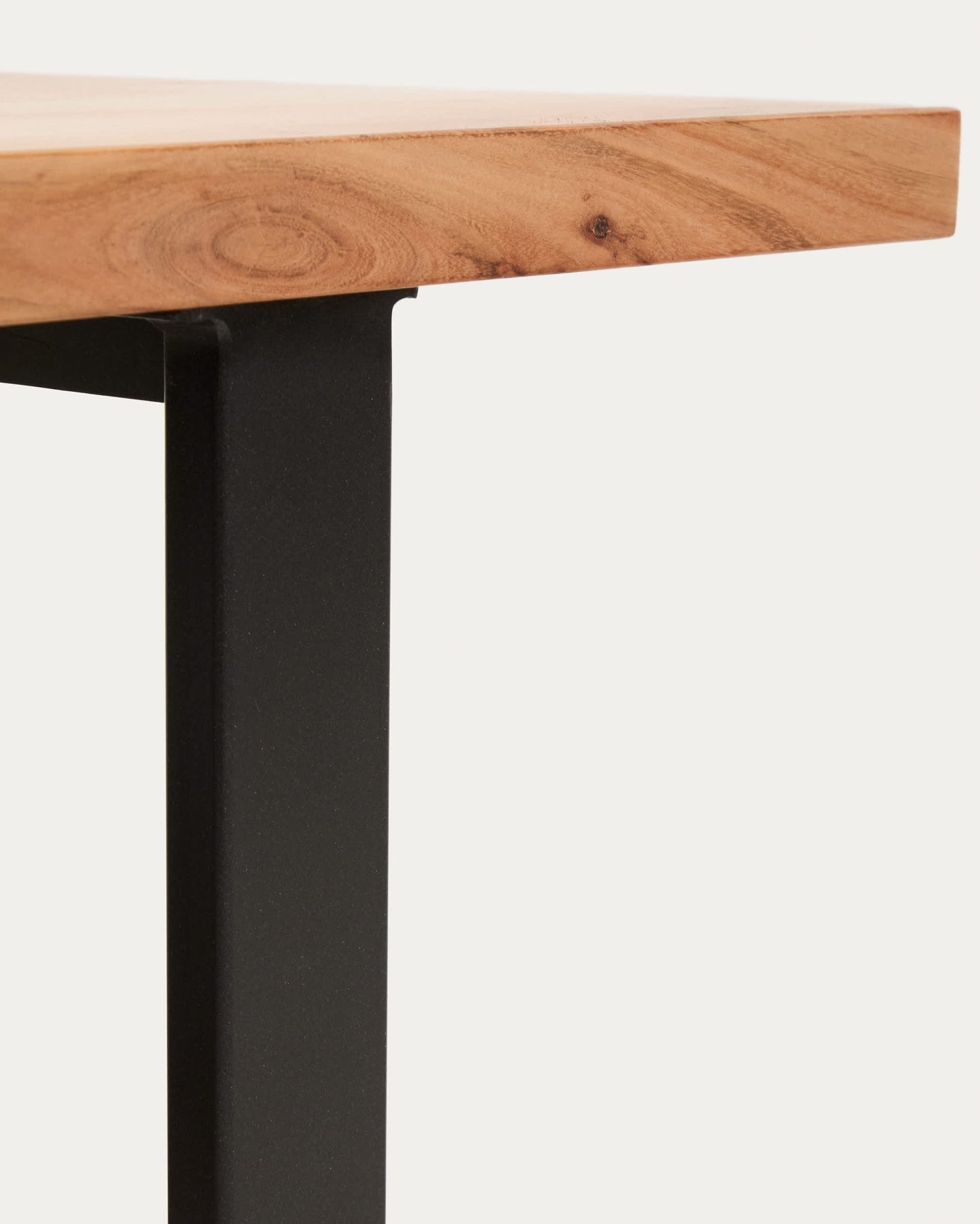 Tavolino Uxue in legno massiccio di acacia e gambe in acciaio nero 130 x 64 cm