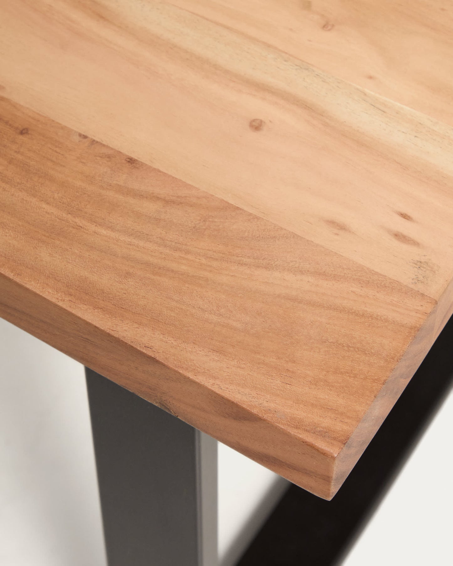 Tavolino da appoggio Uxue in legno massiccio di acacia e gambe in acciaio nero 65 x 65 cm