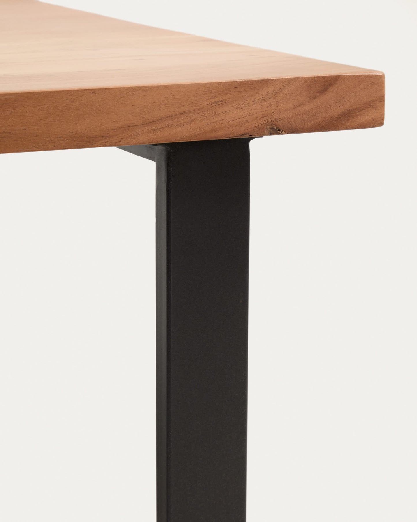 Tavolino da appoggio Uxue in legno massiccio di acacia e gambe in acciaio nero 65 x 65 cm