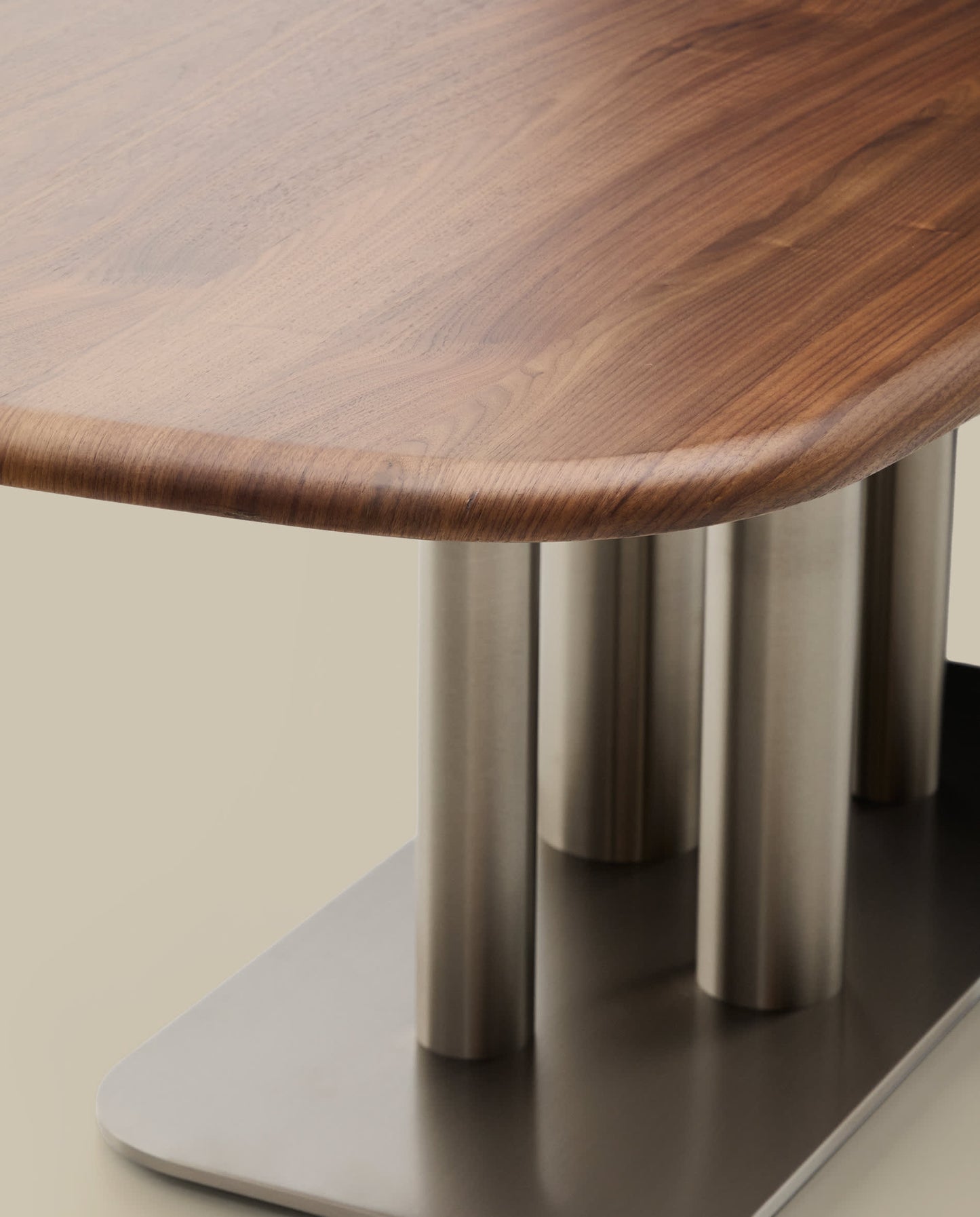 Tavolo Melvar in impiallacciato di noce e gambe con base in acciaio inox spazzolato 180 x 100 cm