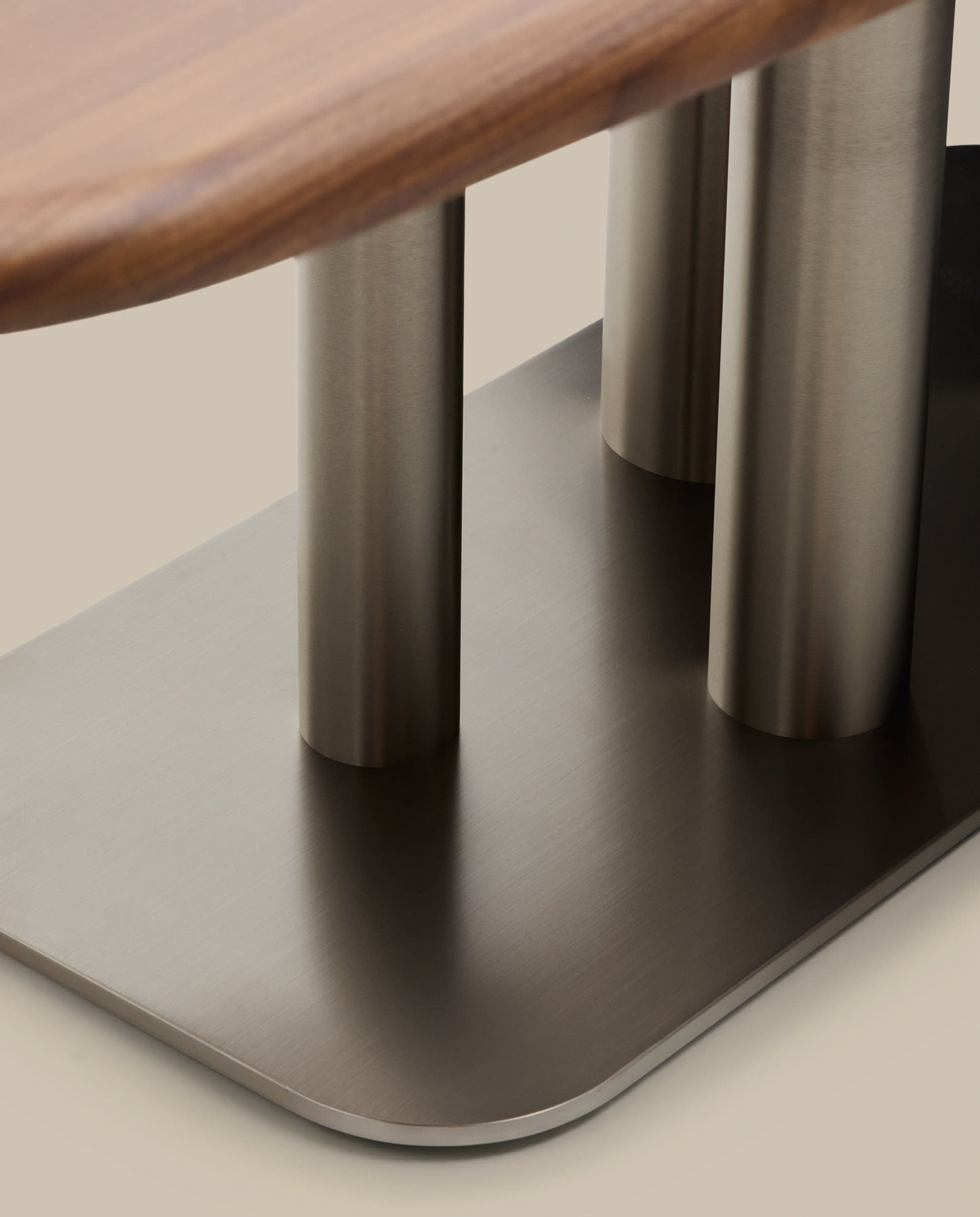 Tavolo Melvar in impiallacciato di noce e gambe con base in acciaio inox spazzolato 180 x 100 cm