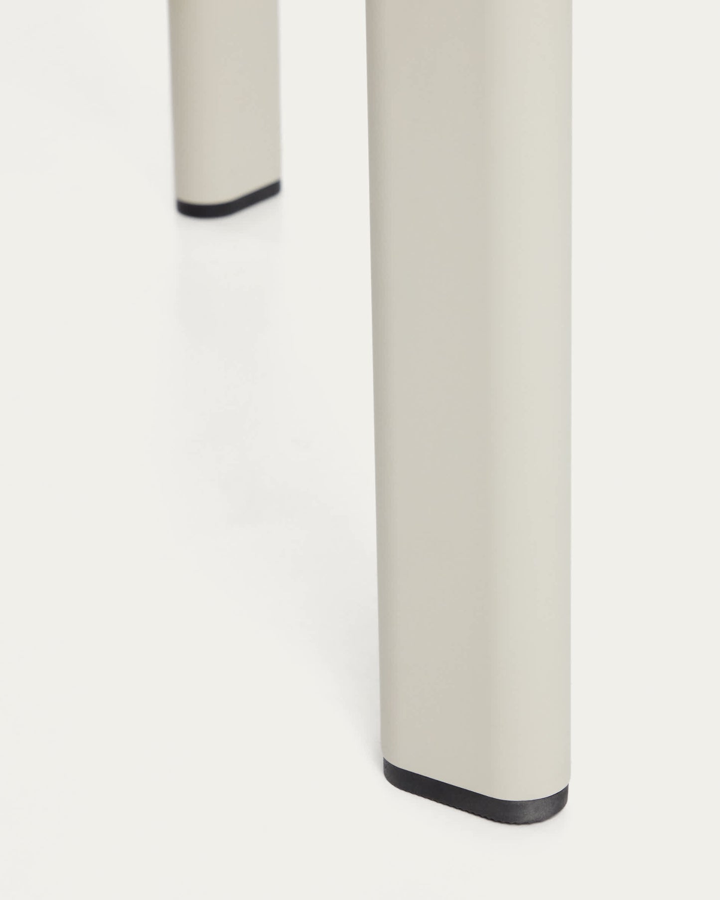 Tavolo Anafi in pietra sinterizzata e alluminio beige 140 x 80 cm