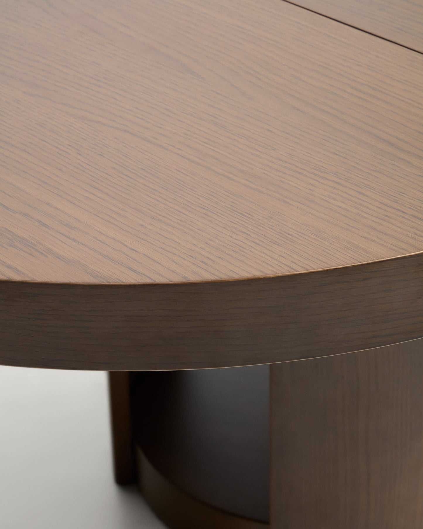 Tavolo rotondo allungabile Artis in legno massiccio e impiallacciatura di rovere con finitura color noce FSC 100% 120 (170) x 80 cm