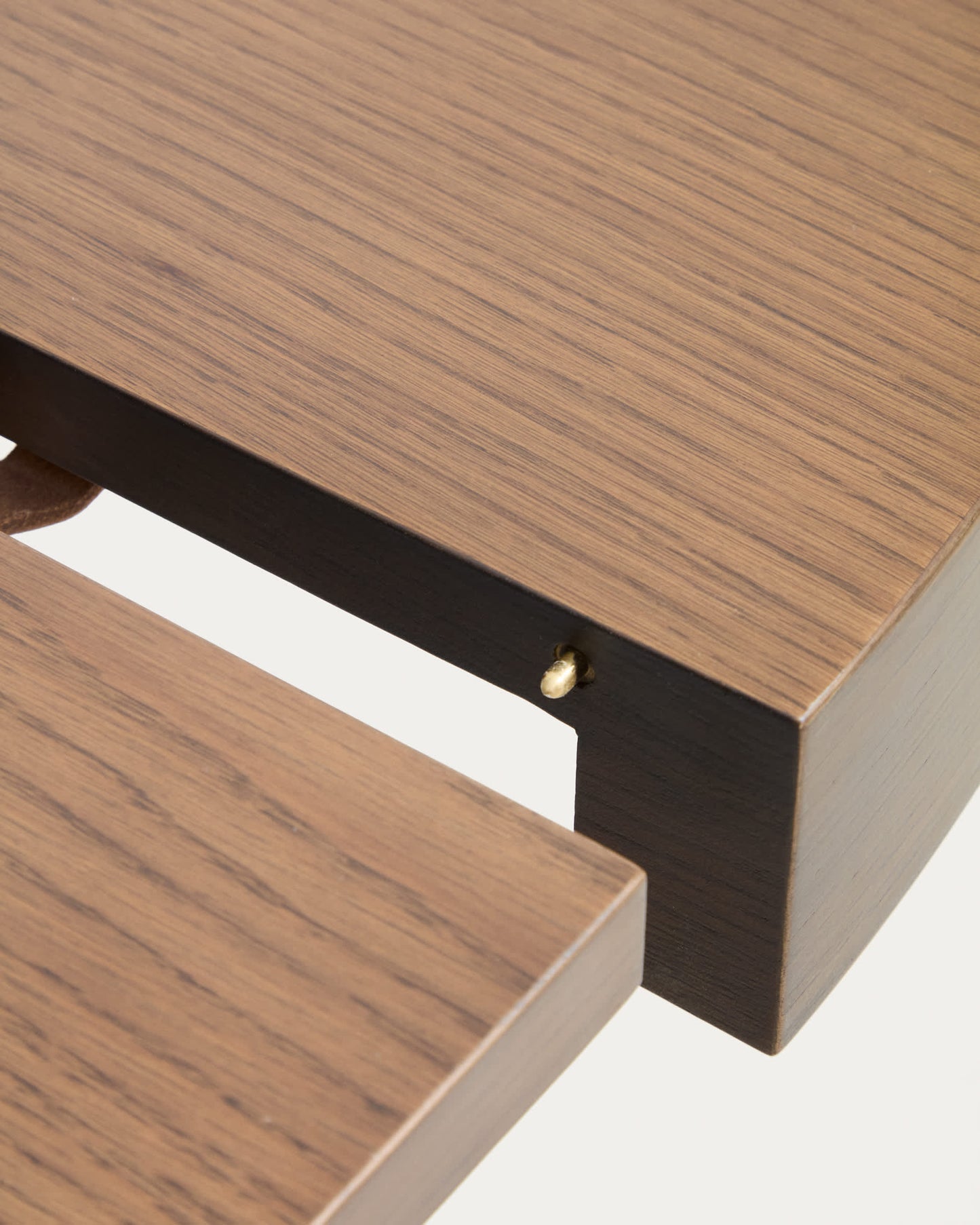 Tavolo rotondo allungabile Artis in legno massiccio e impiallacciatura di rovere con finitura color noce FSC 100% 120 (170) x 80 cm