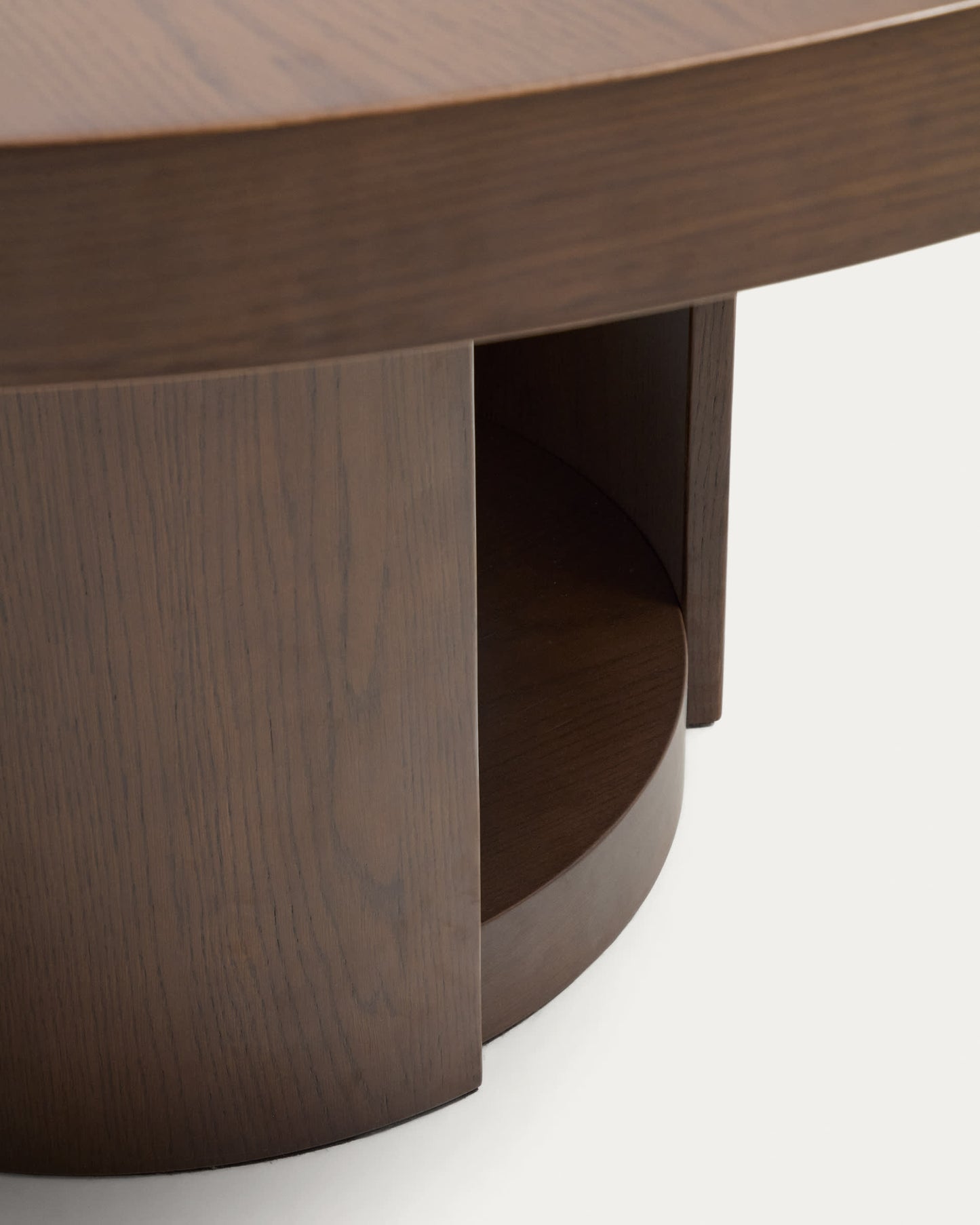 Tavolo rotondo allungabile Artis in legno massiccio e impiallacciatura di rovere con finitura color noce FSC 100% 150 (200) x 80 cm