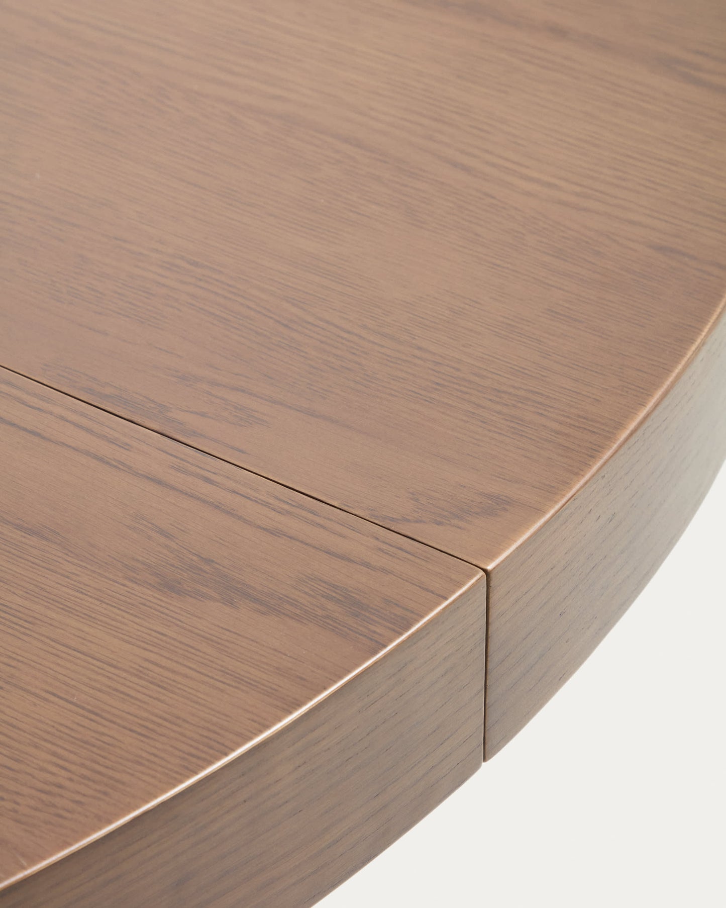 Tavolo rotondo allungabile Artis in legno massiccio e impiallacciatura di rovere con finitura color noce FSC 100% 150 (200) x 80 cm