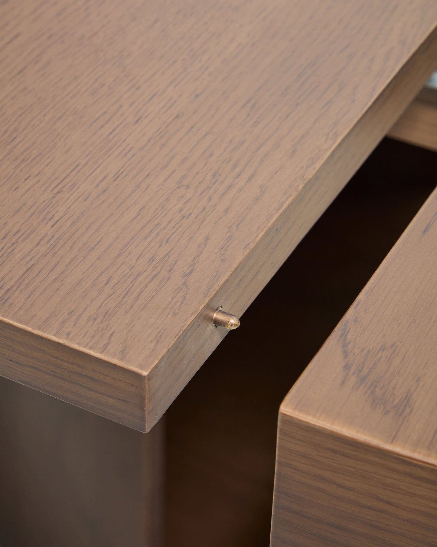 Tavolo rotondo allungabile Artis in legno massiccio e impiallacciatura di rovere con finitura color noce FSC 100% 150 (200) x 80 cm