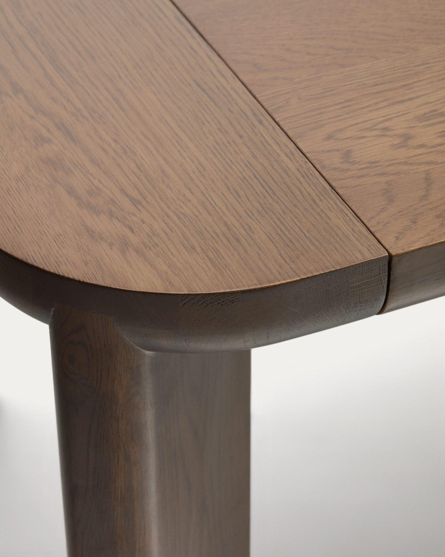 Tavolo allungabile Jondal in legno massello e impiallacciatura di rovere con finitura noce FSC 100% 200 (286) x 100 cm