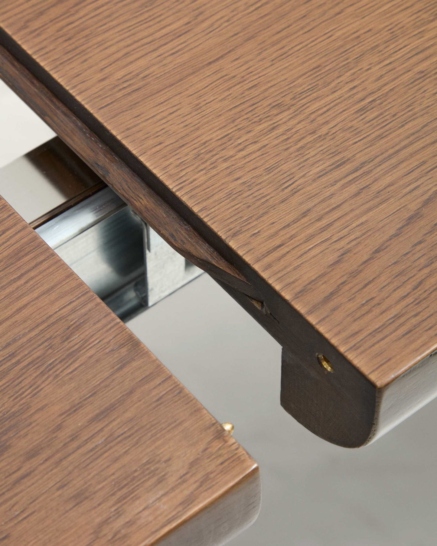 Tavolo allungabile Jondal in legno massello e impiallacciatura di rovere con finitura noce FSC 100% 200 (286) x 100 cm
