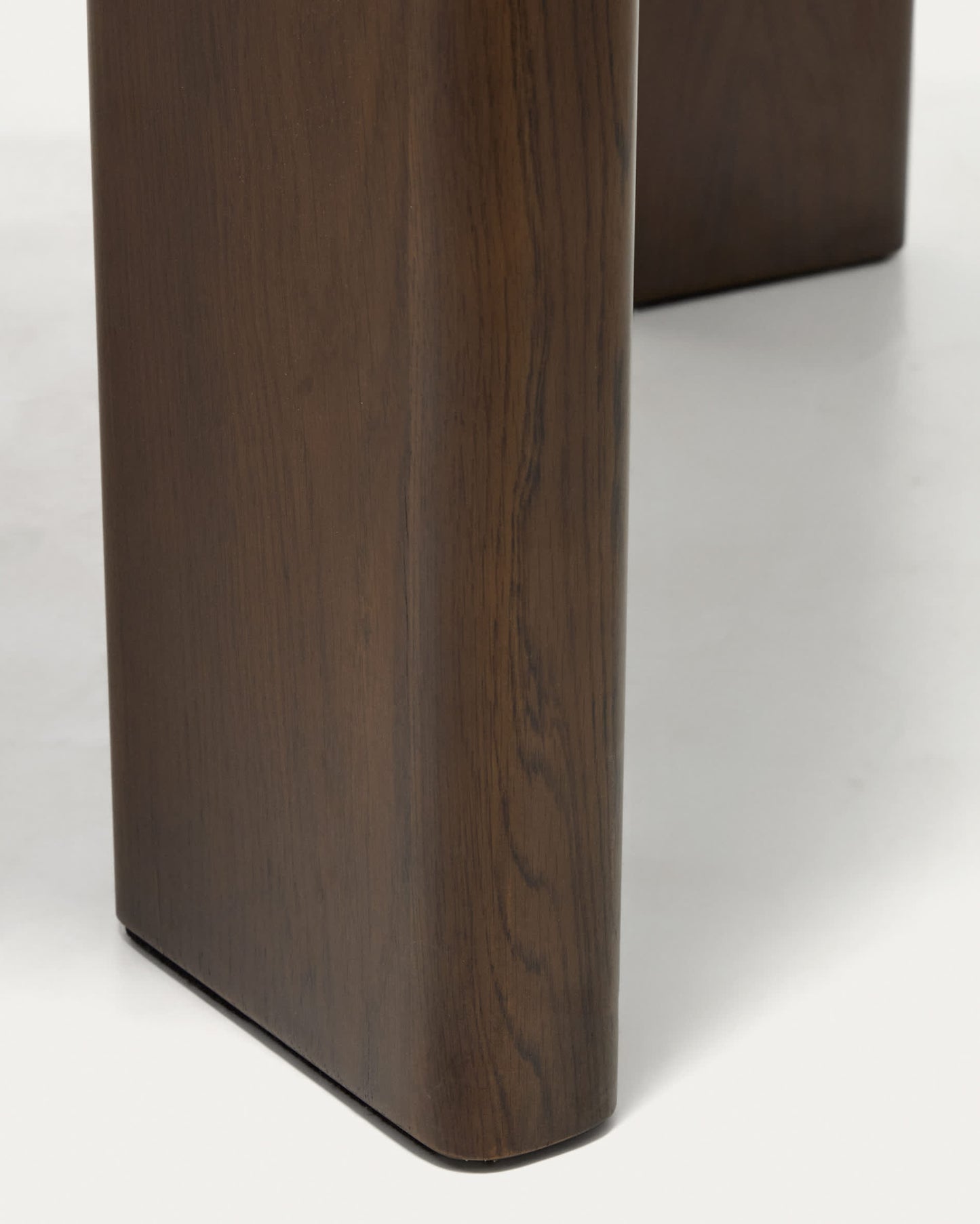 Tavolo allungabile Jondal in legno massello e impiallacciatura di rovere con finitura noce FSC 100% 240 (320) x 100 cm