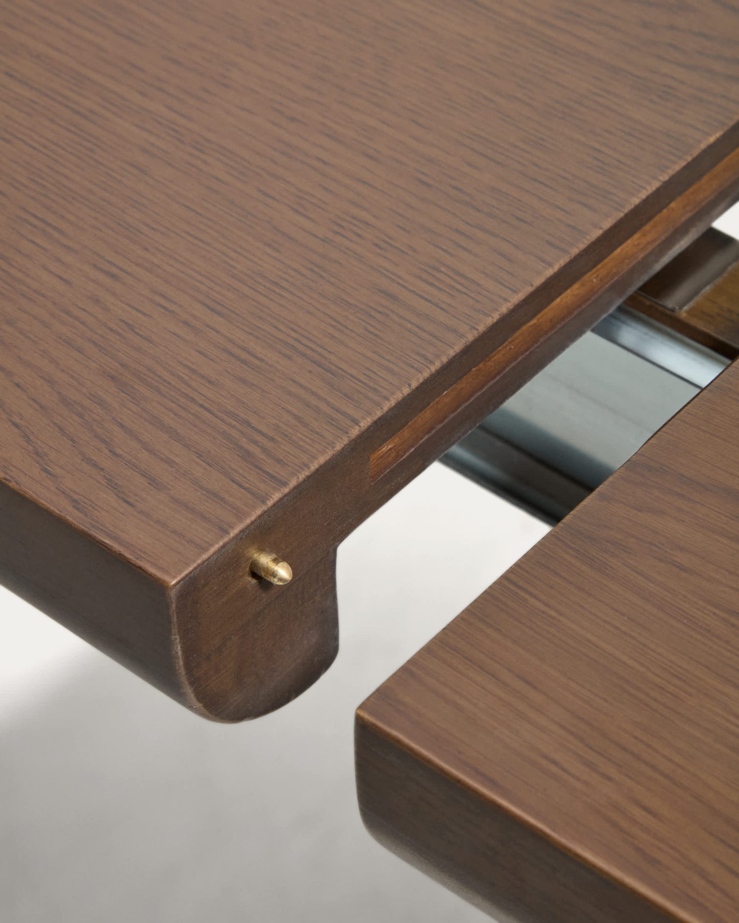 Tavolo allungabile Jondal in legno massello e impiallacciatura di rovere con finitura noce FSC 100% 240 (320) x 100 cm