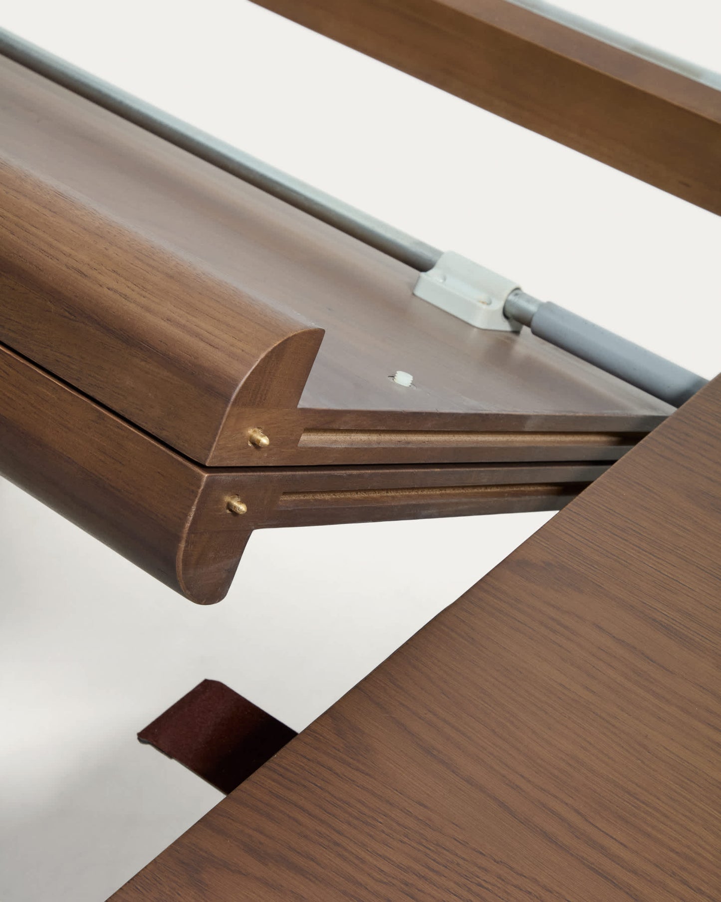 Tavolo allungabile Jondal in legno massello e impiallacciatura di rovere con finitura noce FSC 100% 240 (320) x 100 cm
