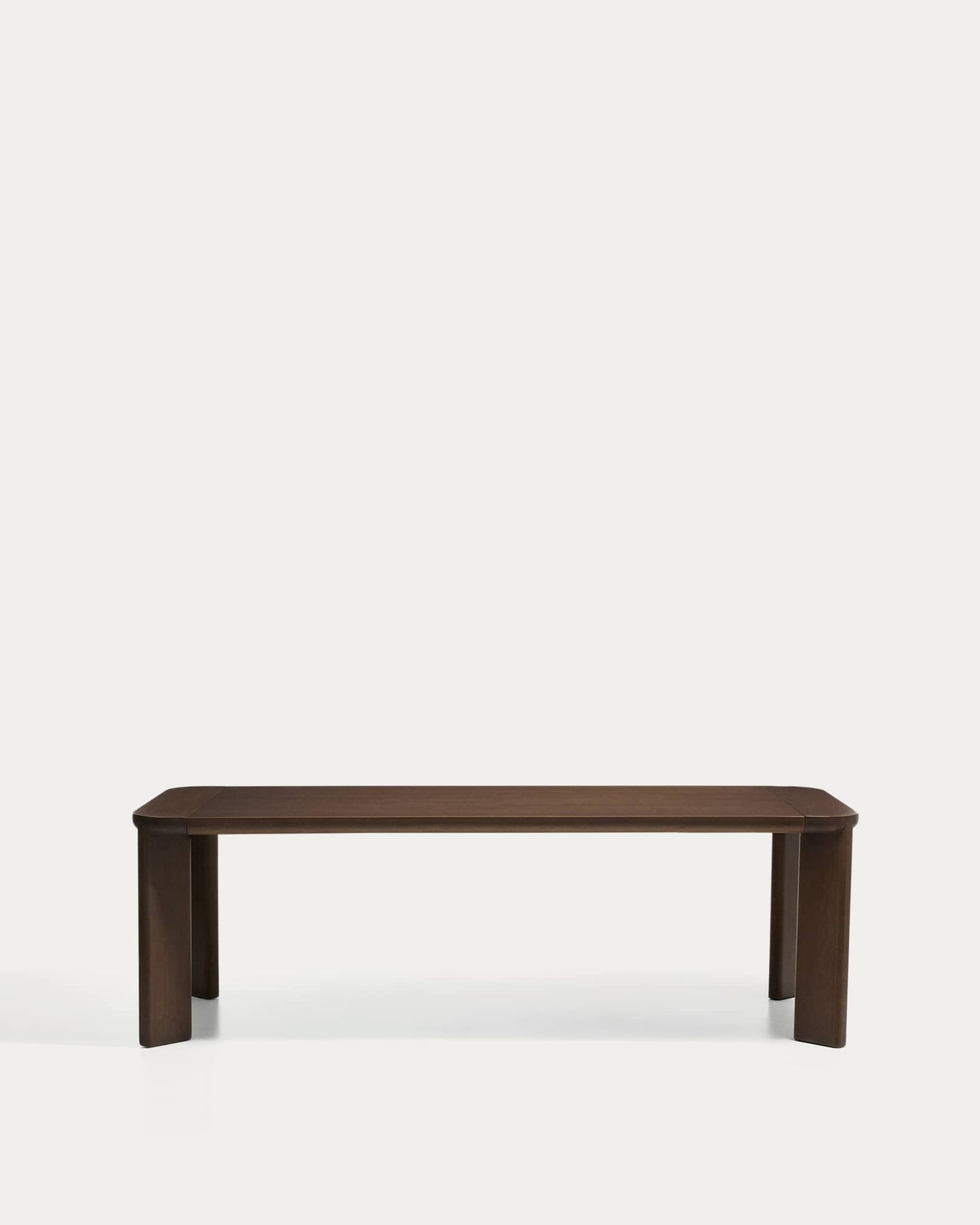 Tavolo allungabile Jondal in legno massello e impiallacciatura di rovere con finitura noce FSC 100% 240 (320) x 100 cm