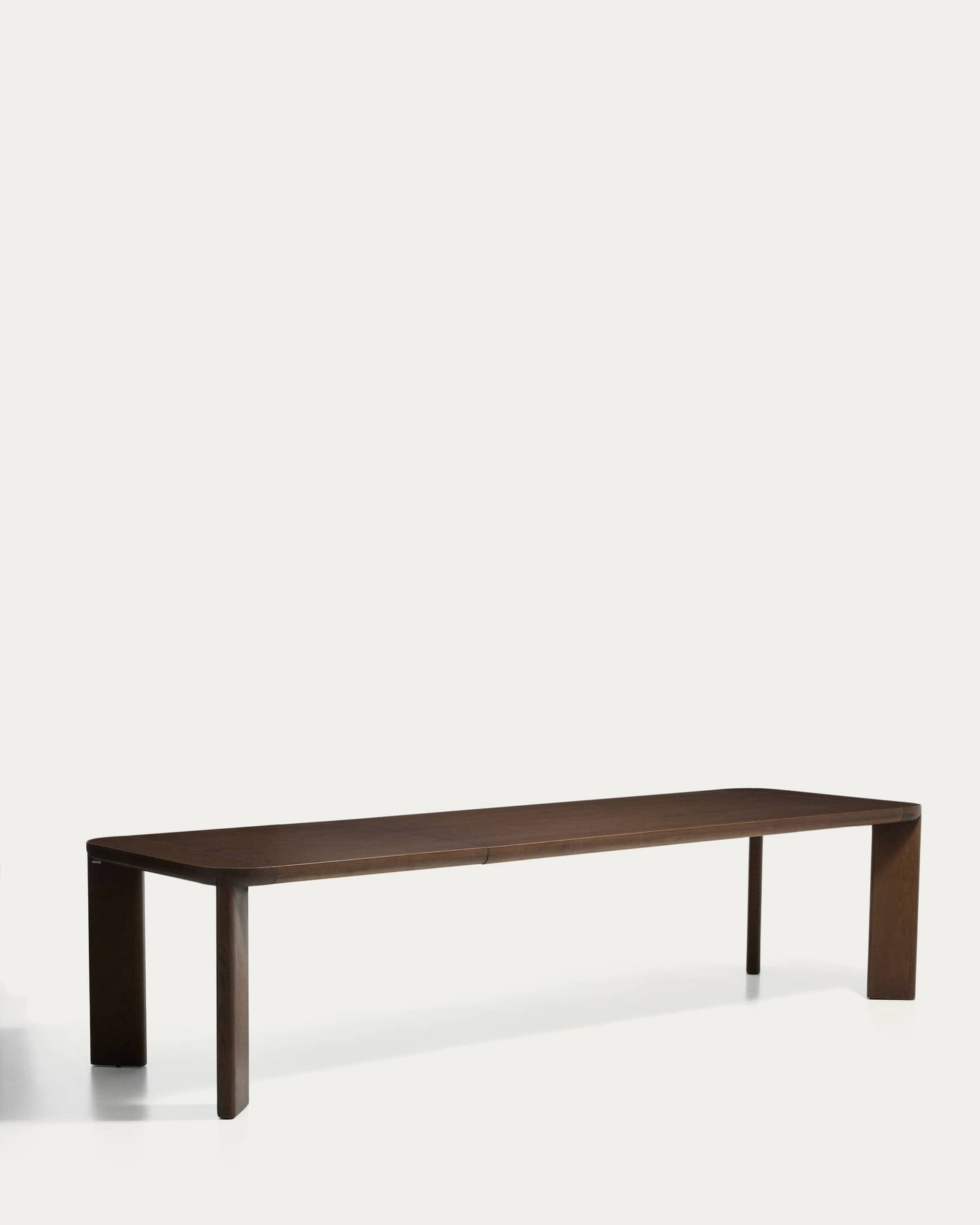 Tavolo allungabile Jondal in legno massello e impiallacciatura di rovere con finitura noce FSC 100% 240 (320) x 100 cm