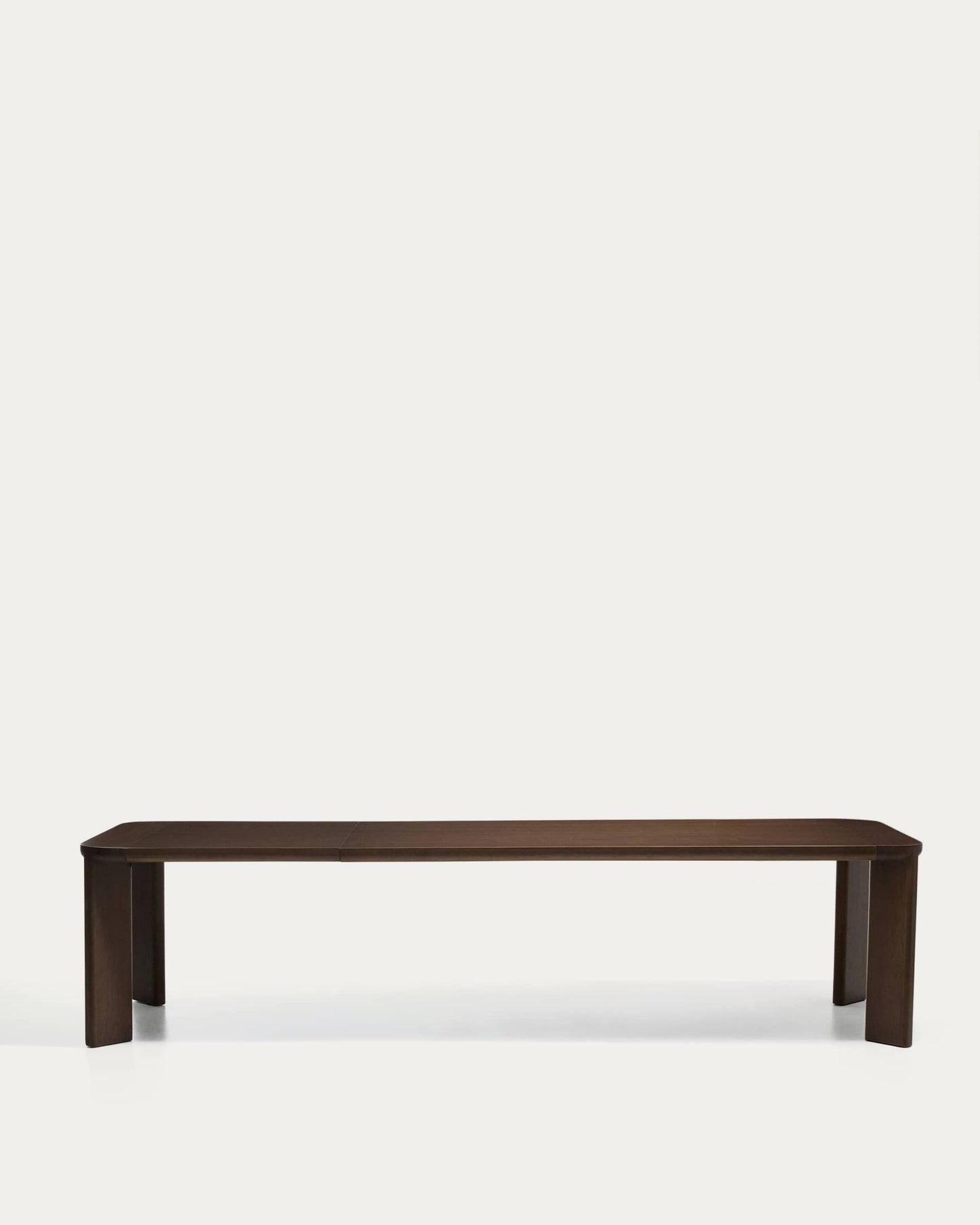 Tavolo allungabile Jondal in legno massello e impiallacciatura di rovere con finitura noce FSC 100% 240 (320) x 100 cm