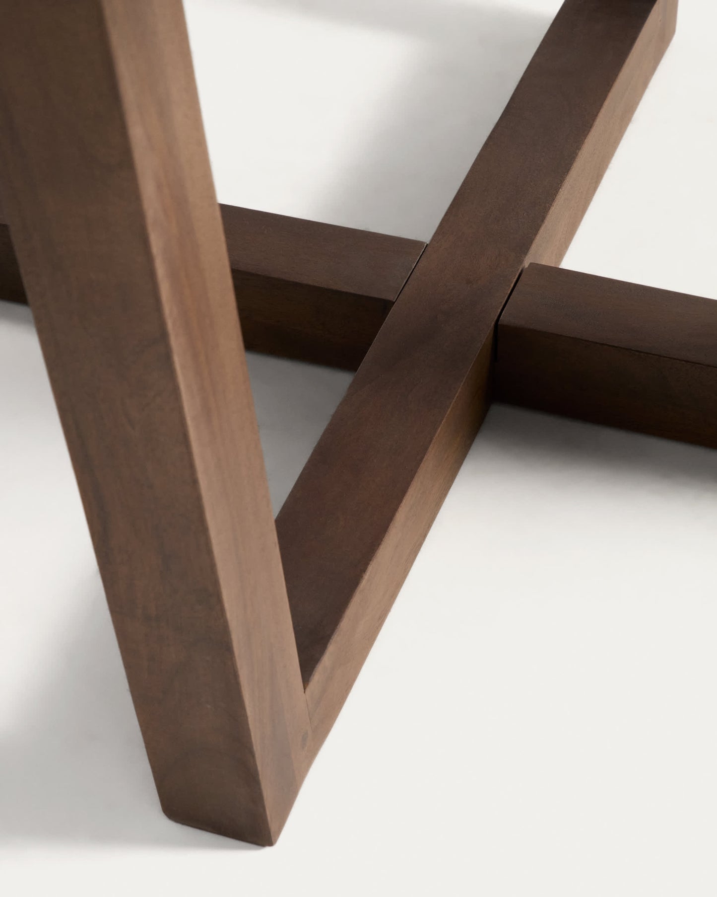 Tavolo rotondo Nahla in legno massiccio di mango con finitura noce Ø 120 cm FSC 100%