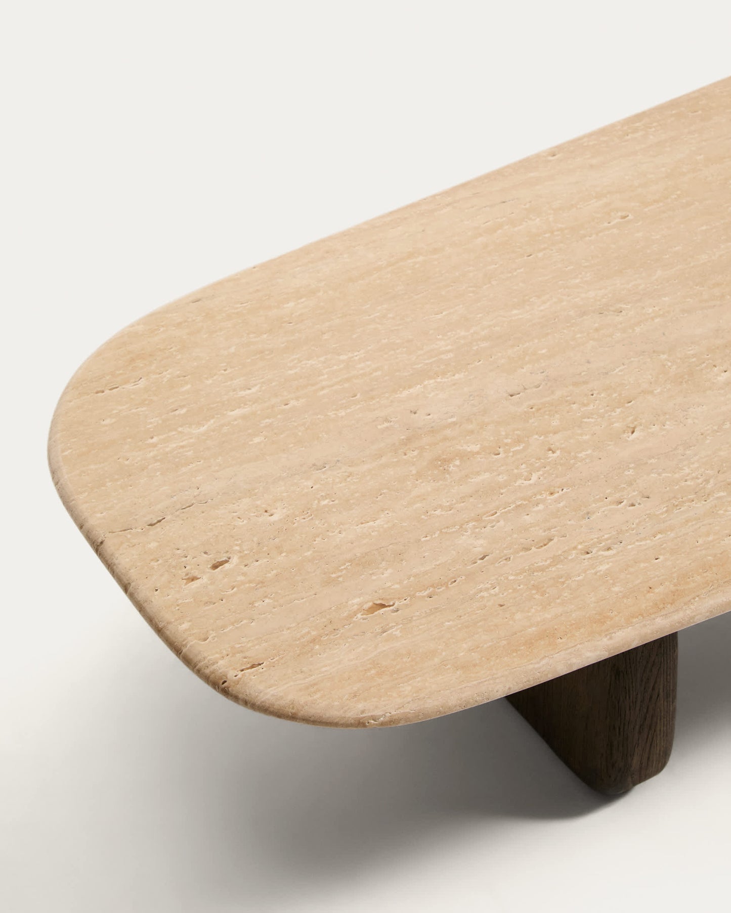 Tavolino da salotto Pirita in travertino beige e gambe in rovere massiccio con finitura scura 147 x 65 cm FSC 100%