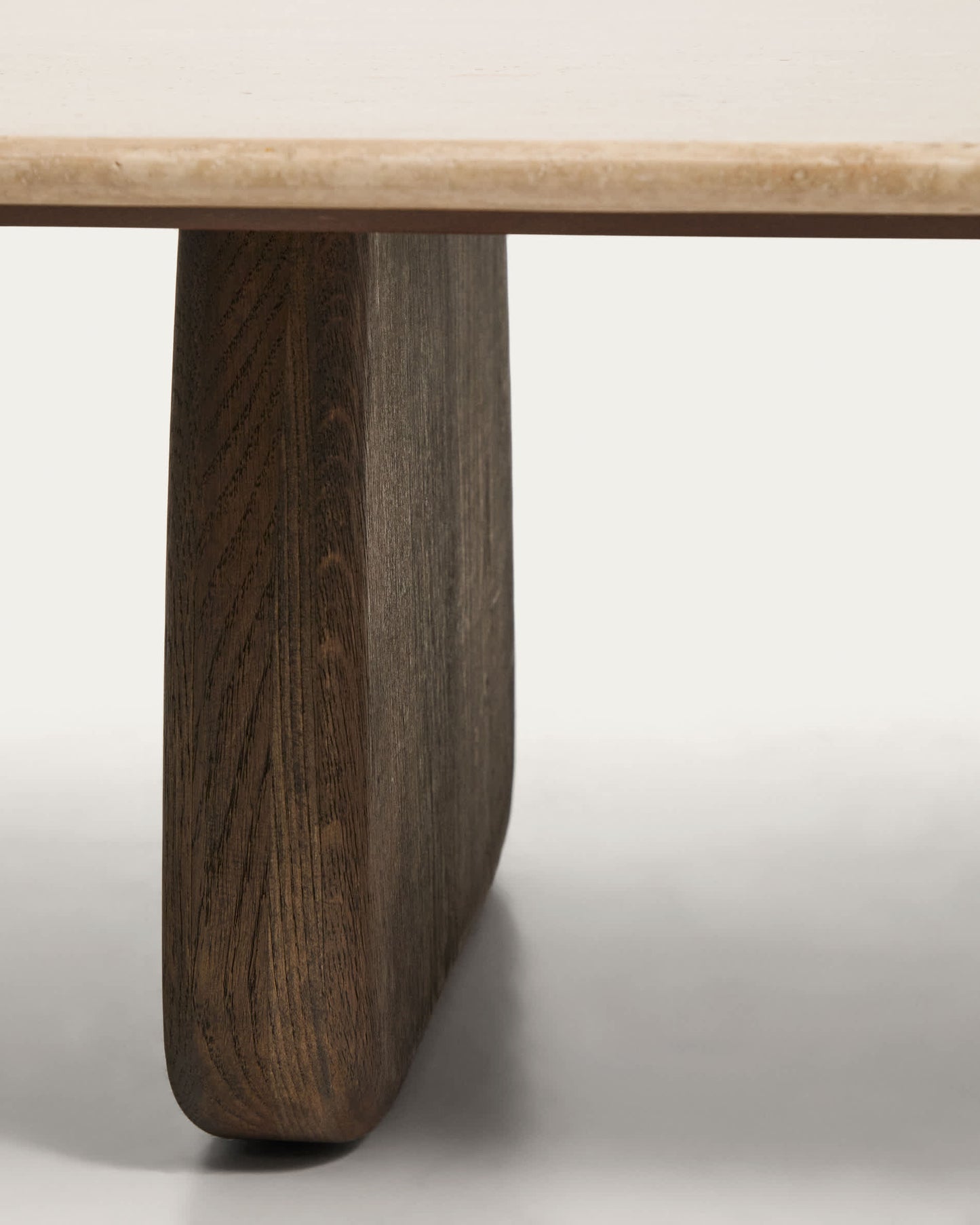 Tavolino da salotto Pirita in travertino beige e gambe in rovere massiccio con finitura scura 147 x 65 cm FSC 100%
