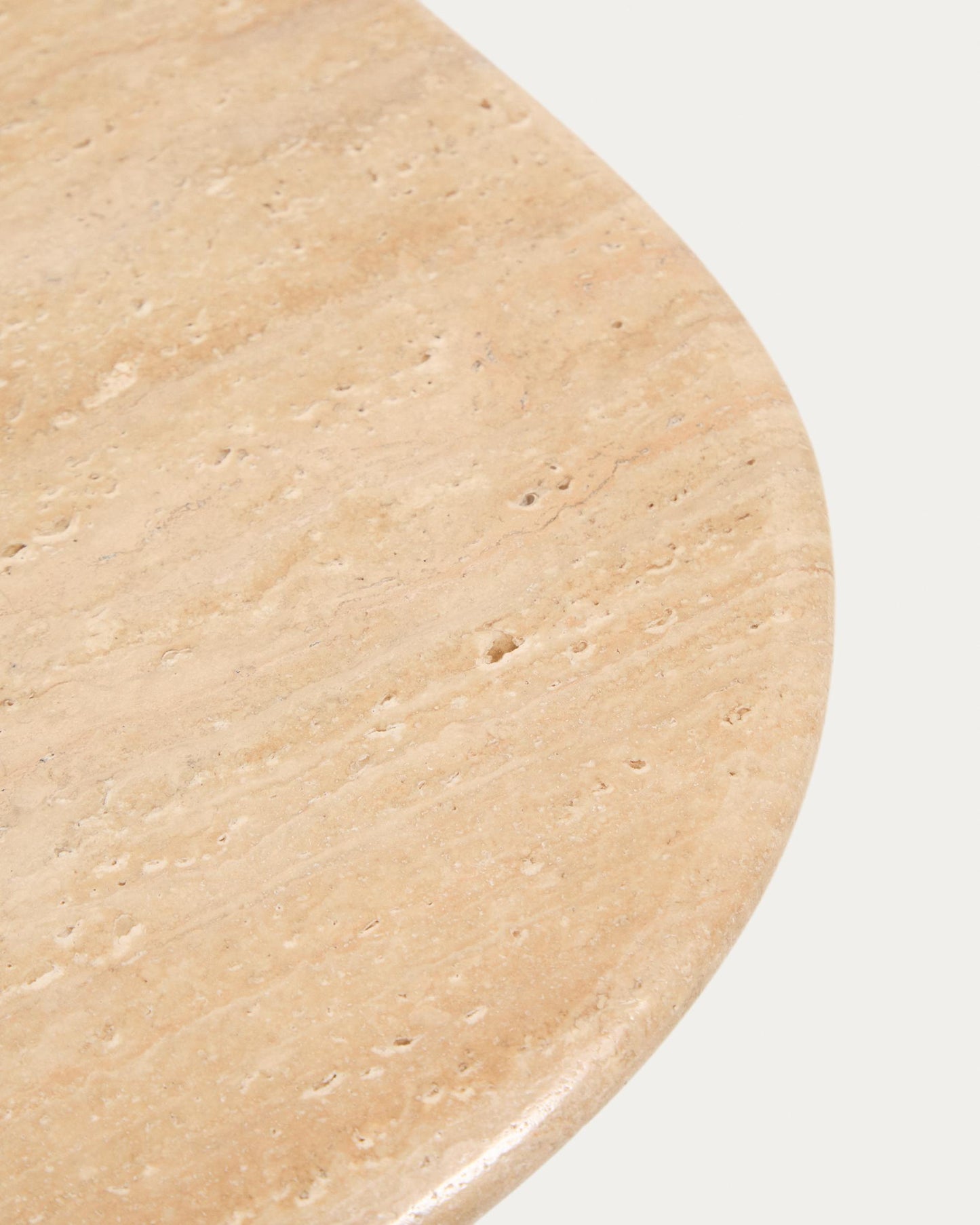 Tavolino da salotto Pirita in travertino beige e gambe in rovere massiccio con finitura scura 147 x 65 cm FSC 100%