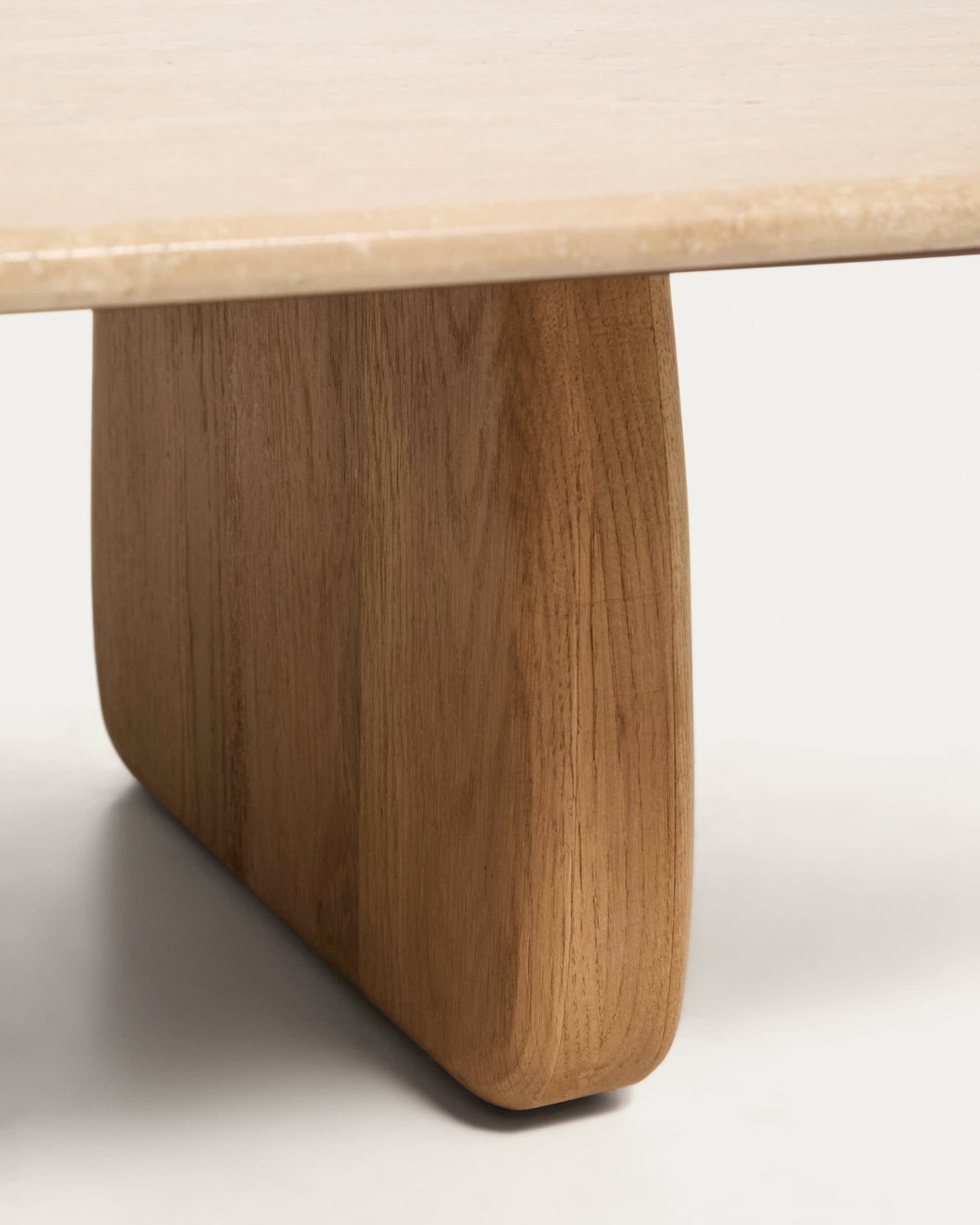 Tavolino da salotto Pirita in travertino beige e gambe in rovere massiccio con finitura naturale 147 x 65 cm FSC 100%