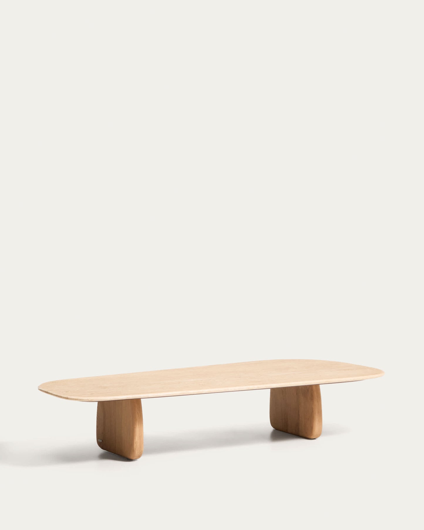 Tavolino da salotto Pirita in travertino beige e gambe in rovere massiccio con finitura naturale 147 x 65 cm FSC 100%