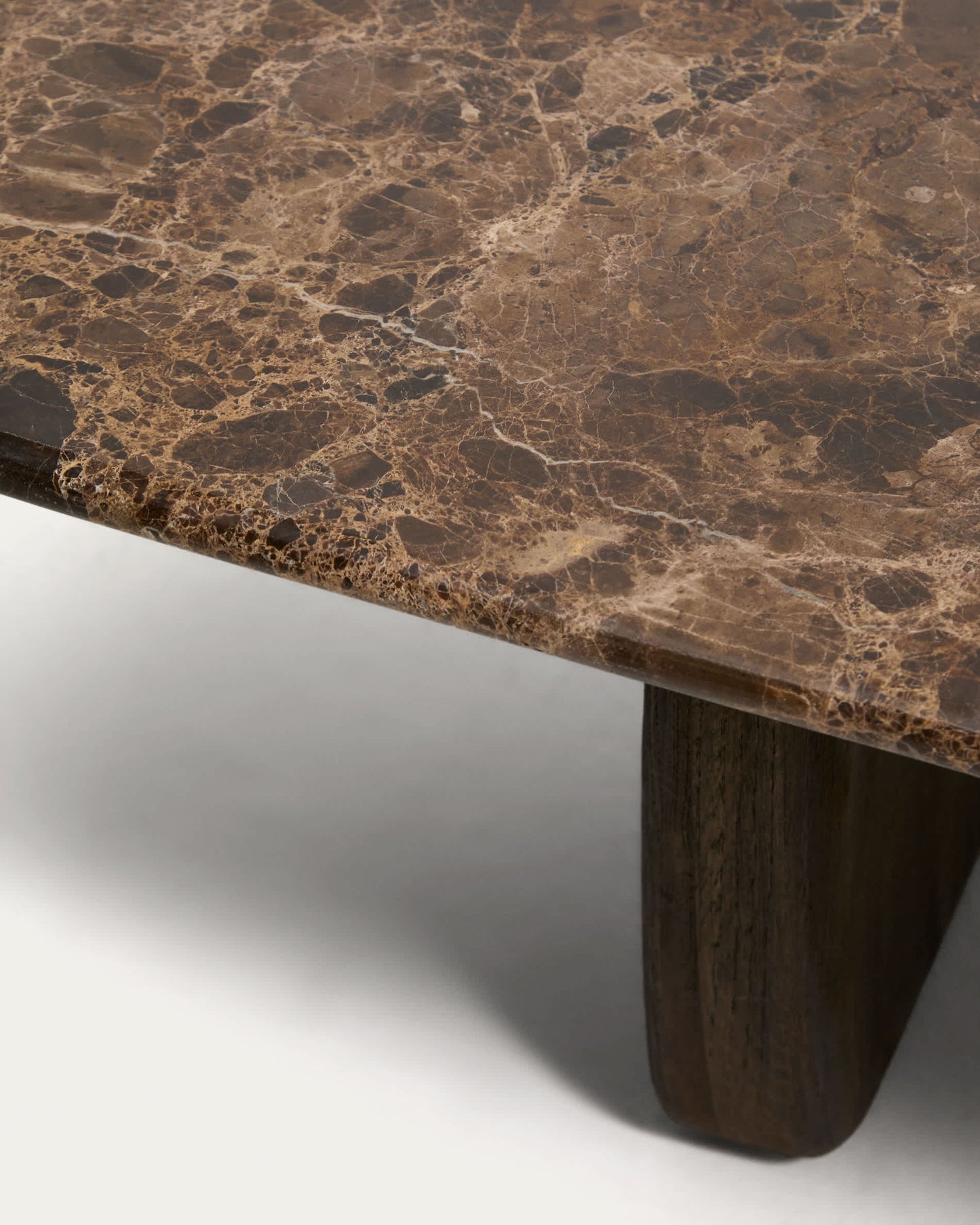Tavolino da salotto Pirita in marmo marrone e gambe in rovere massiccio con finitura scura 147 x 65 cm FSC 100%