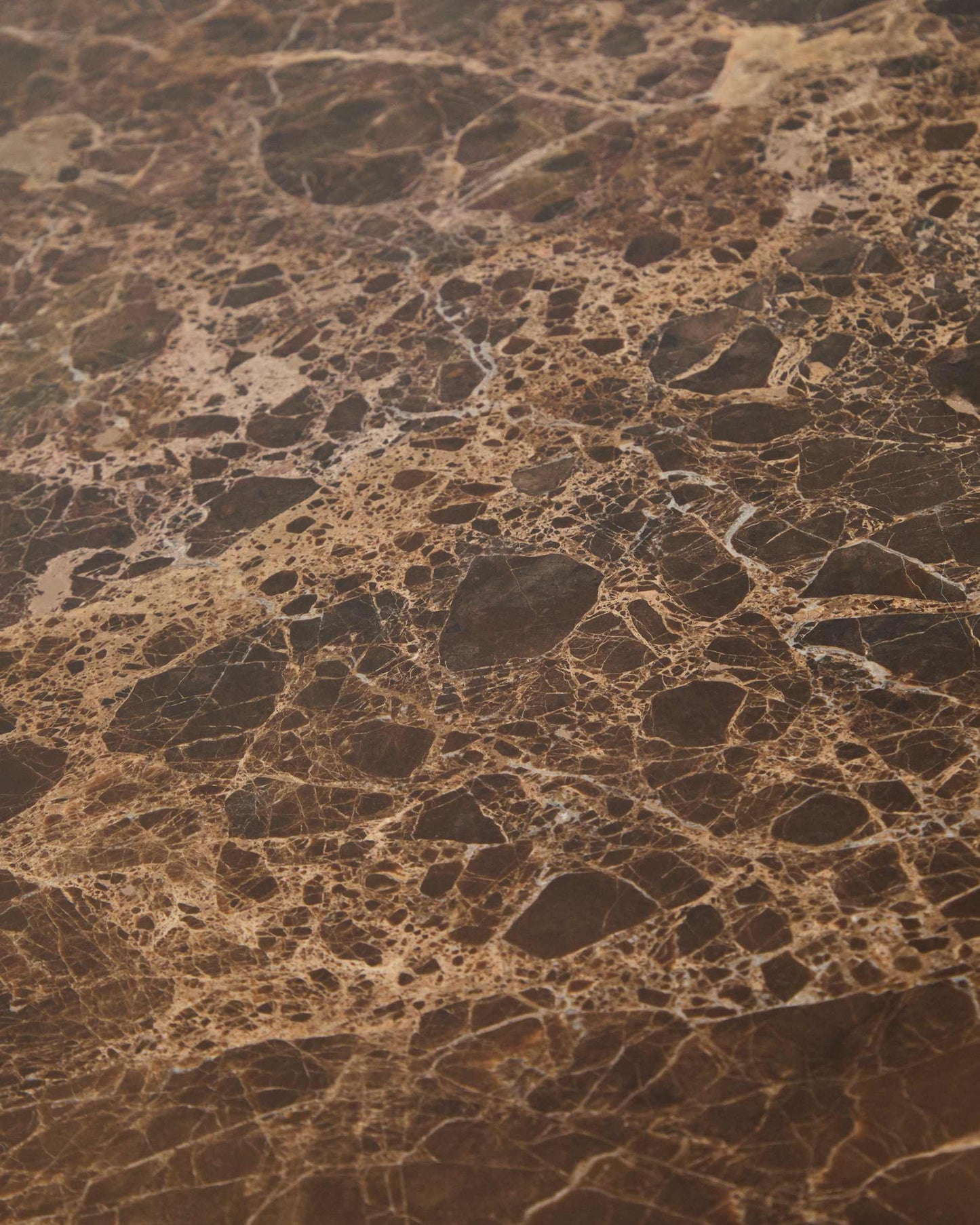 Tavolino da salotto Pirita in marmo marrone e gambe in rovere massiccio con finitura scura 147 x 65 cm FSC 100%