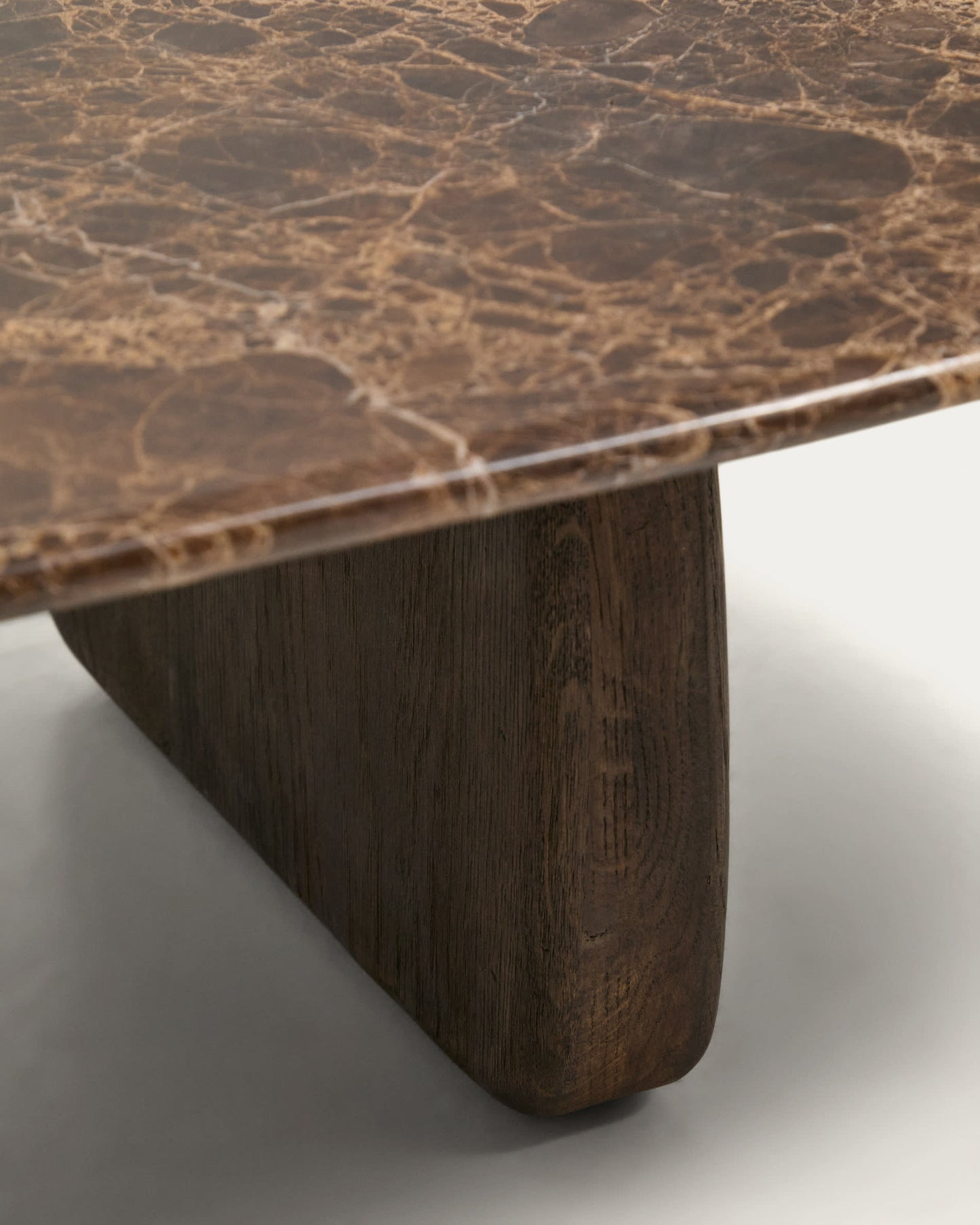 Tavolino da salotto Pirita in marmo marrone e gambe in rovere massiccio con finitura scura 147 x 65 cm FSC 100%