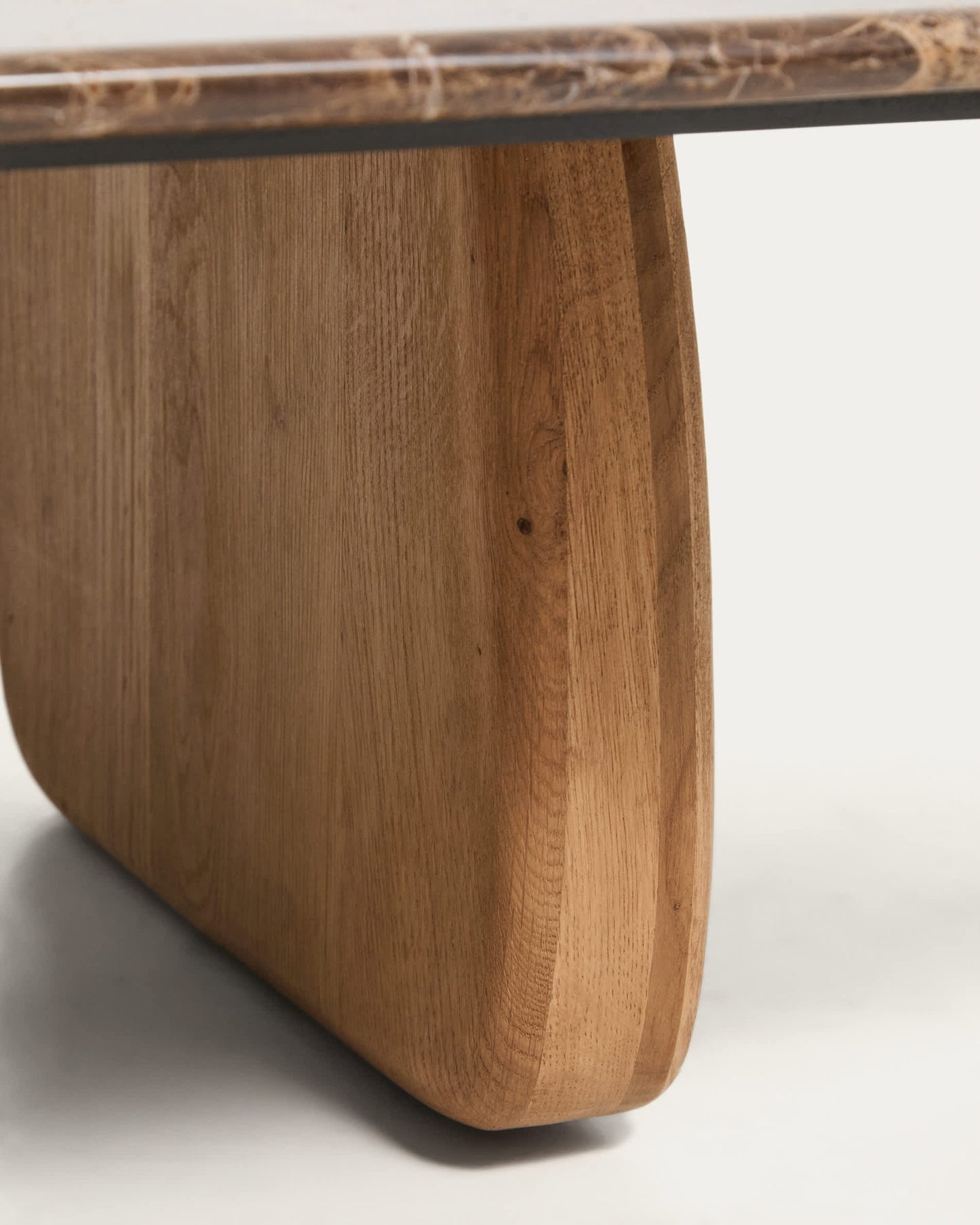 Tavolino da salotto Pirita in marmo marrone e gambe in rovere massiccio con finitura naturale 147 x 65 cm FSC 100%