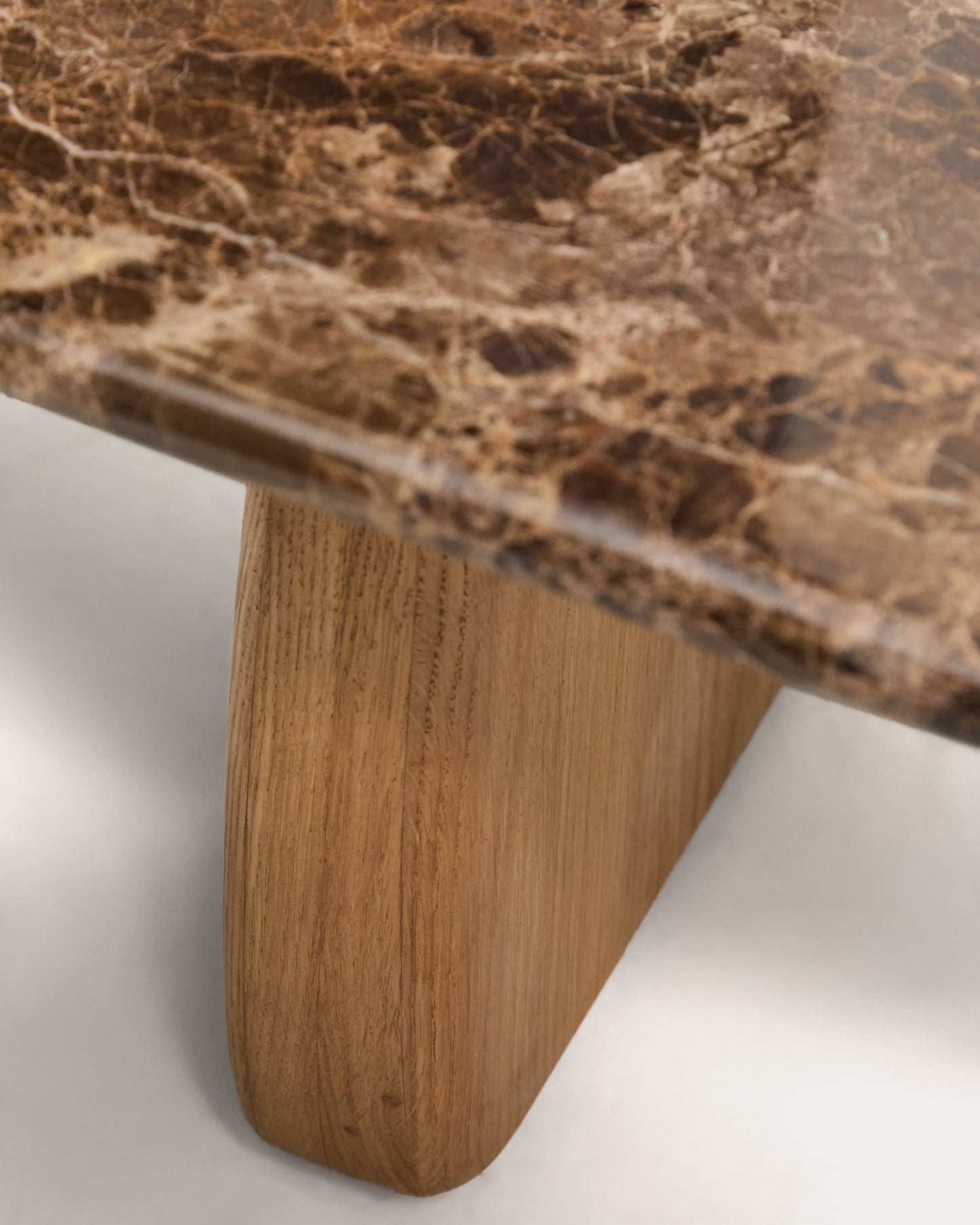 Tavolino da salotto Pirita in marmo marrone e gambe in rovere massiccio con finitura naturale 147 x 65 cm FSC 100%