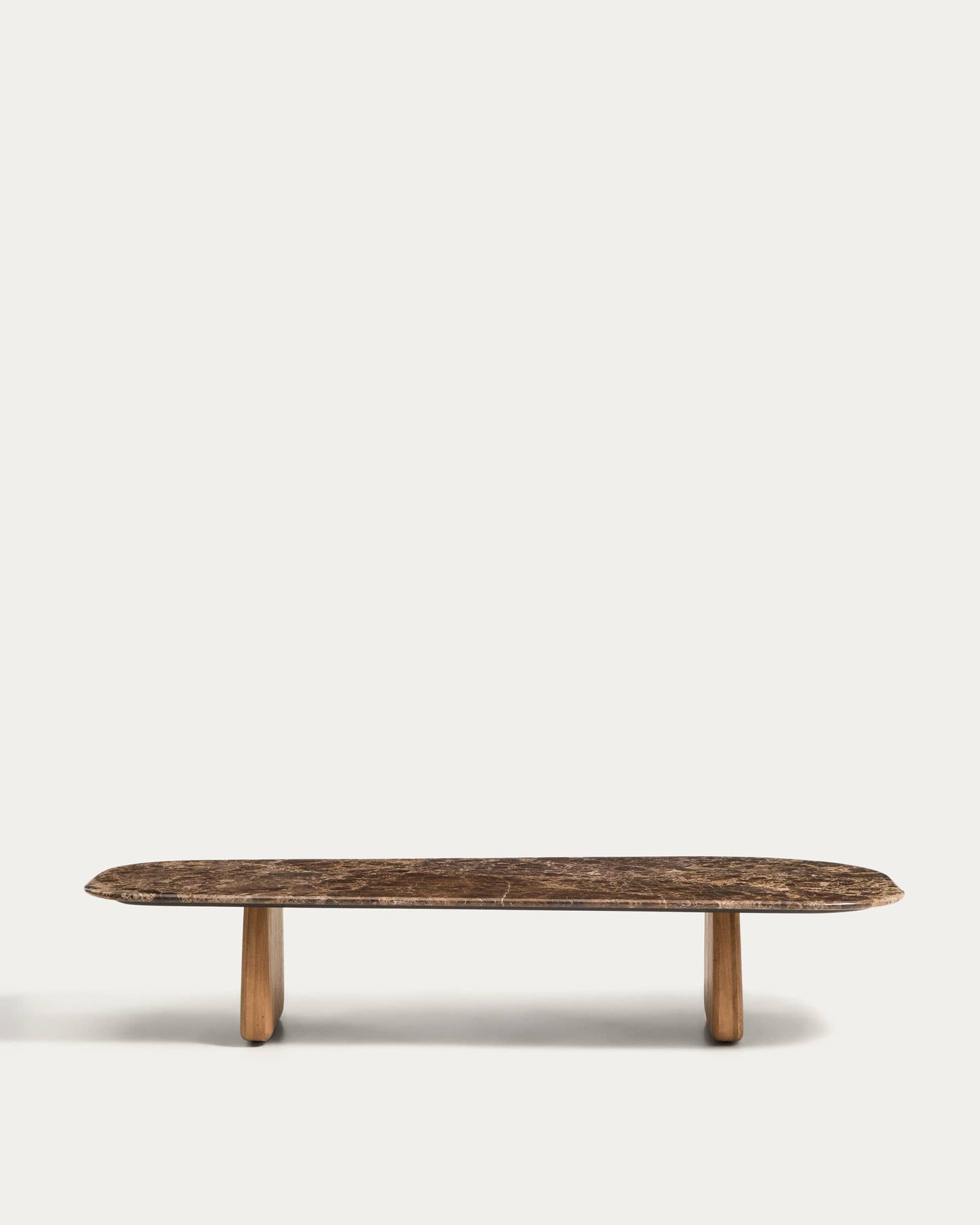 Tavolino da salotto Pirita in marmo marrone e gambe in rovere massiccio con finitura naturale 147 x 65 cm FSC 100%