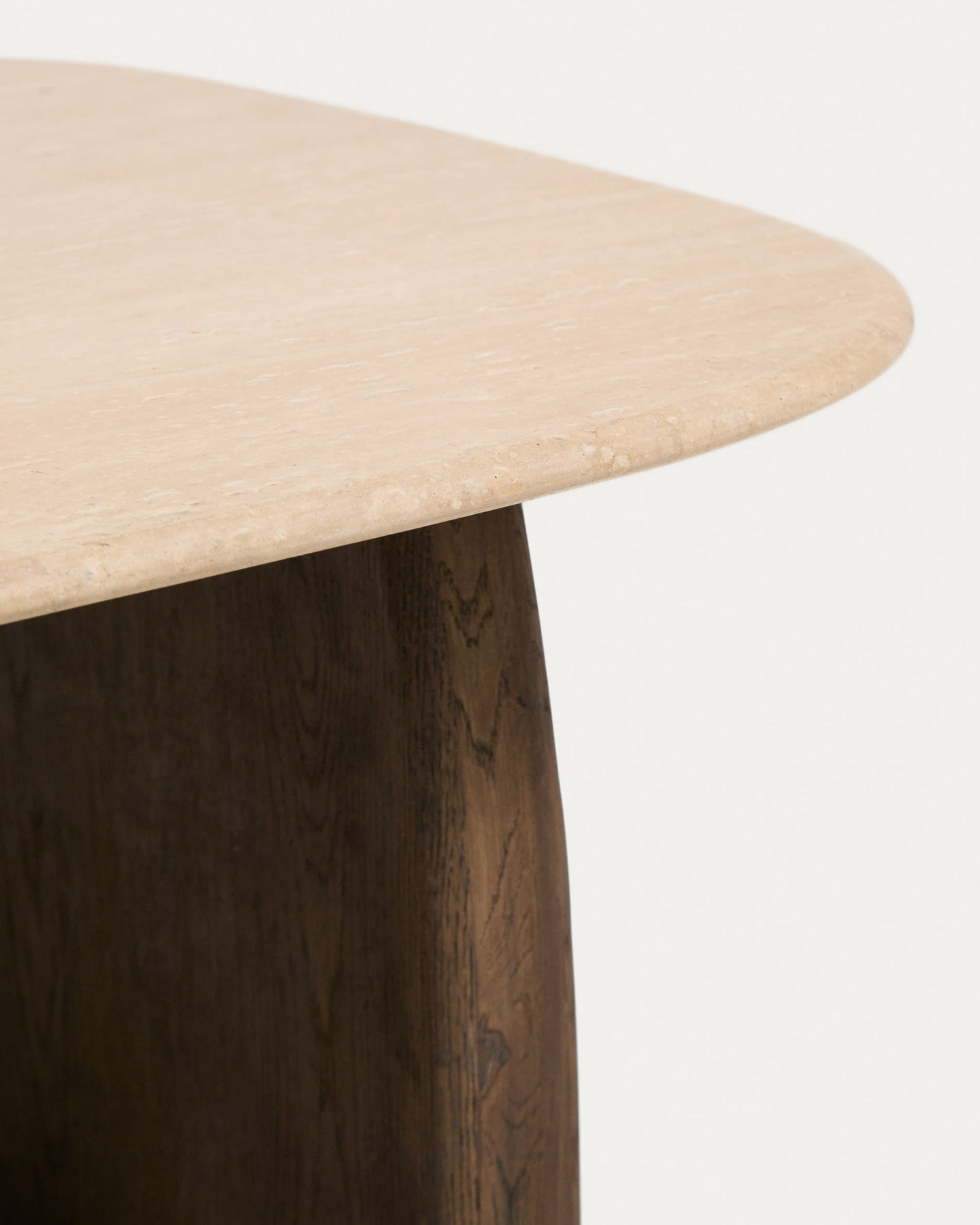 Tavolino da appoggio Pirita in travertino beige e gambe in rovere massiccio con finitura scura 71 x 70 cm FSC 100%