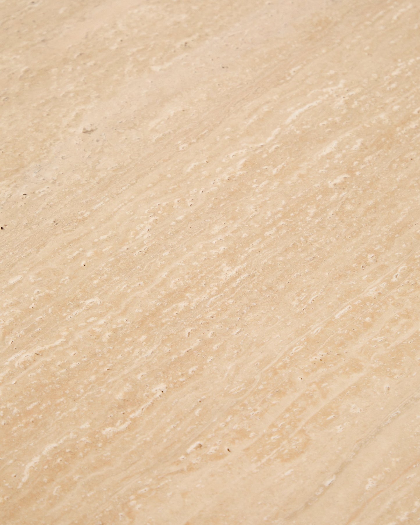 Tavolino da appoggio Pirita in travertino beige e gambe in rovere massiccio con finitura scura 71 x 70 cm FSC 100%