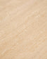 Tavolino da appoggio Pirita in travertino beige e gambe in rovere massiccio con finitura scura 71 x 70 cm FSC 100%