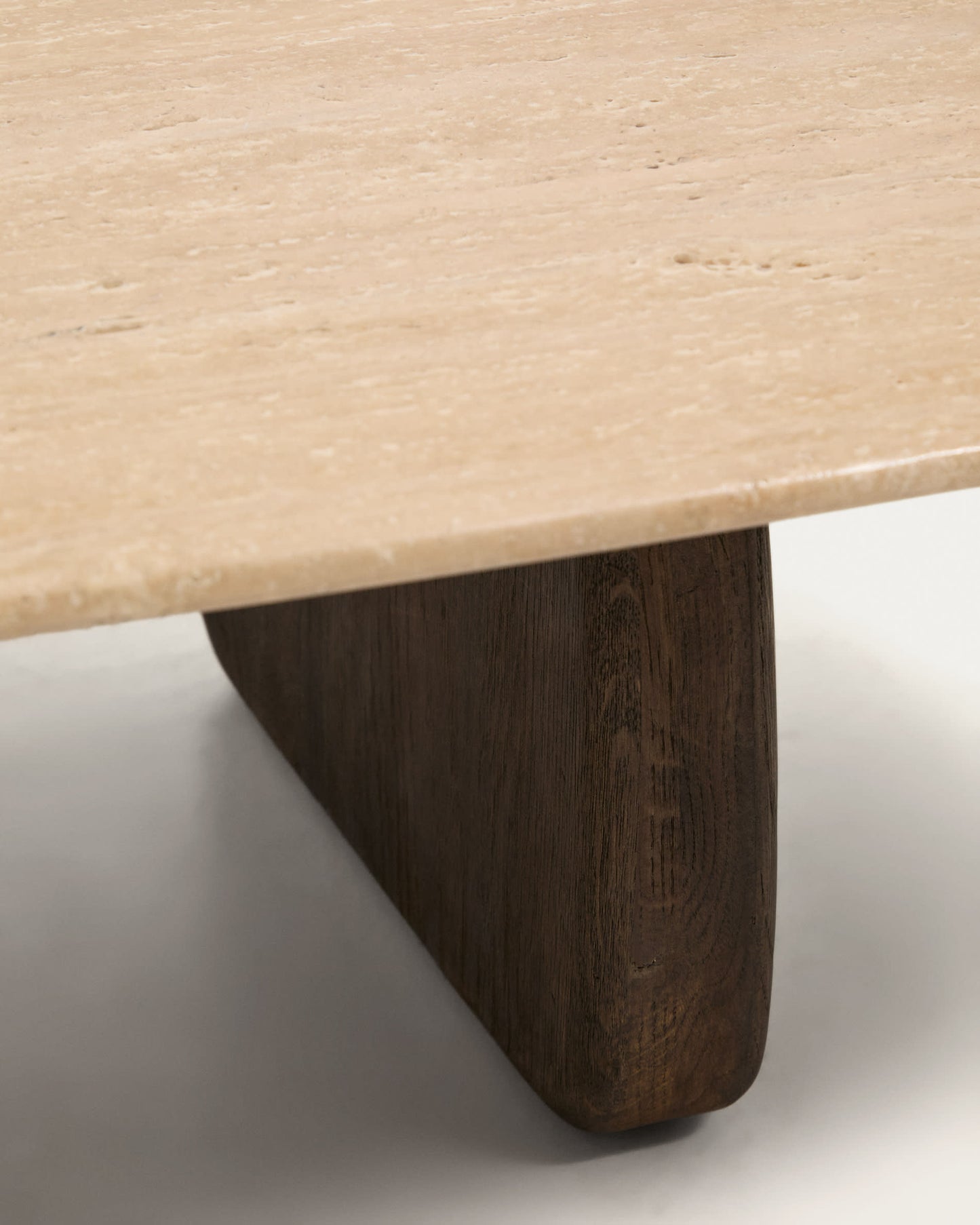 Tavolino da appoggio Pirita in travertino beige e gambe in rovere massiccio con finitura scura 71 x 70 cm FSC 100%