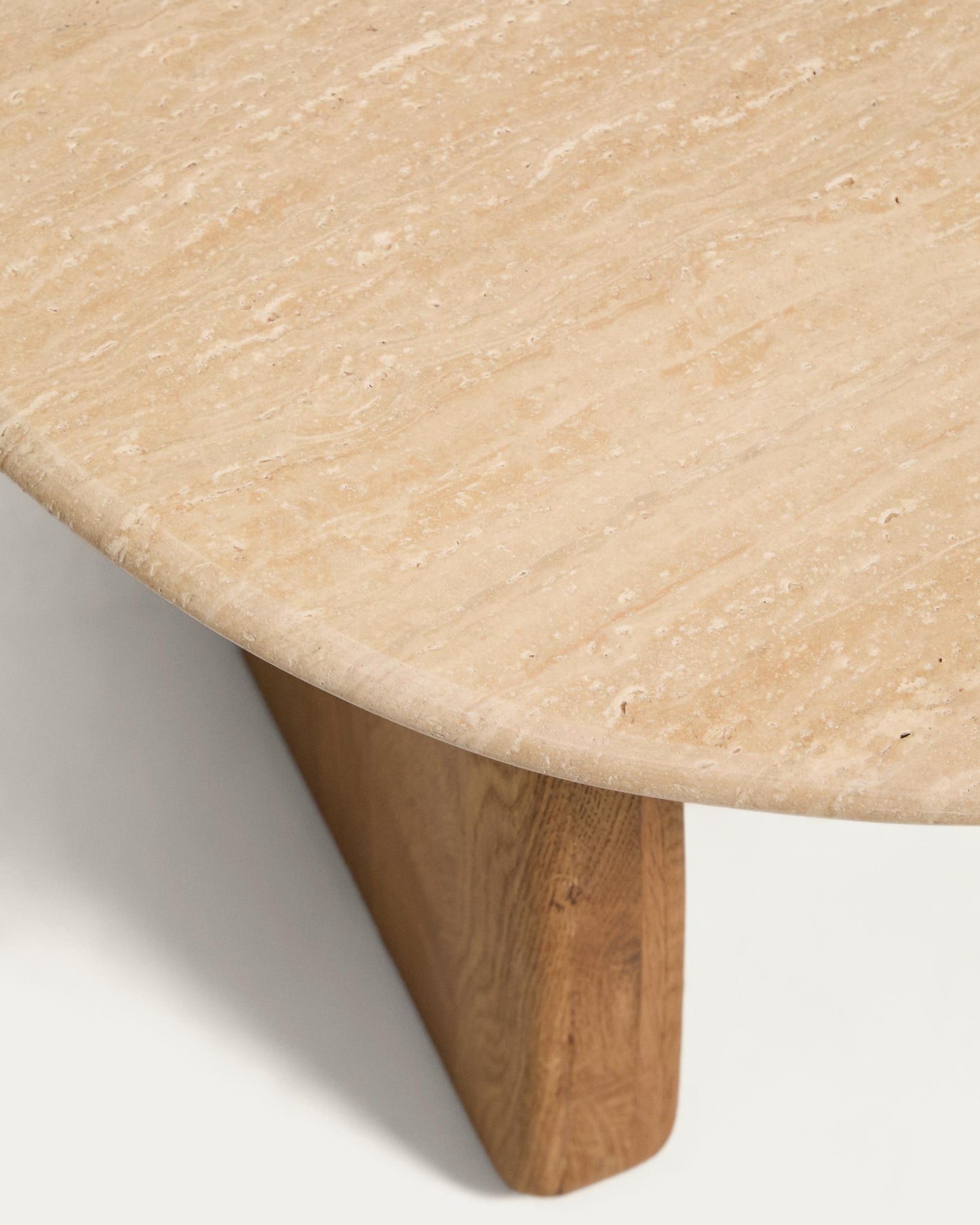 Tavolino da appoggio Pirita in travertino beige e gambe in rovere massiccio con finitura naturale 71 x 70 cm FSC 100%